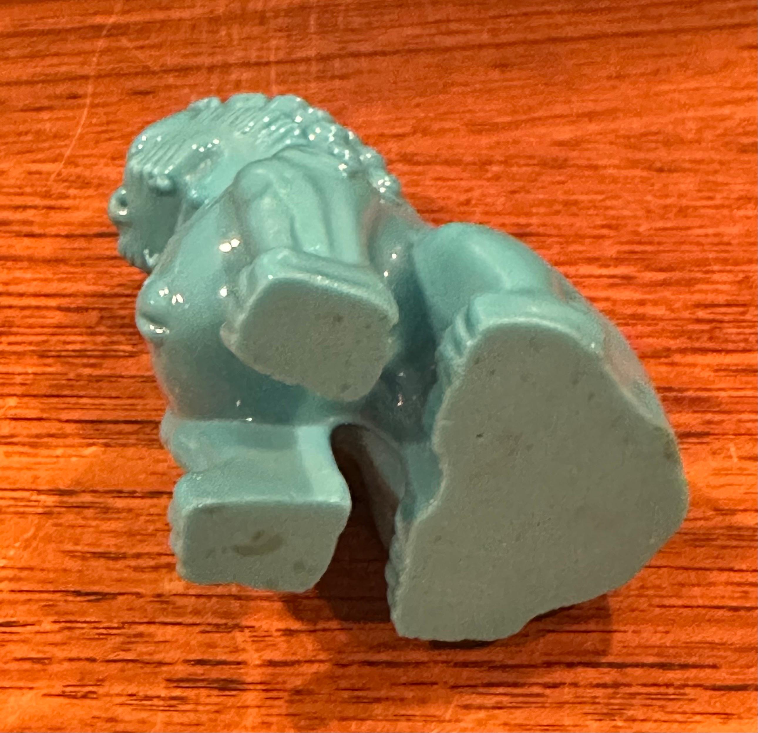 Paire de sculptures en verre bleu opaque turquoise du milieu du siècle avec chien Foo sur socle en vente 4