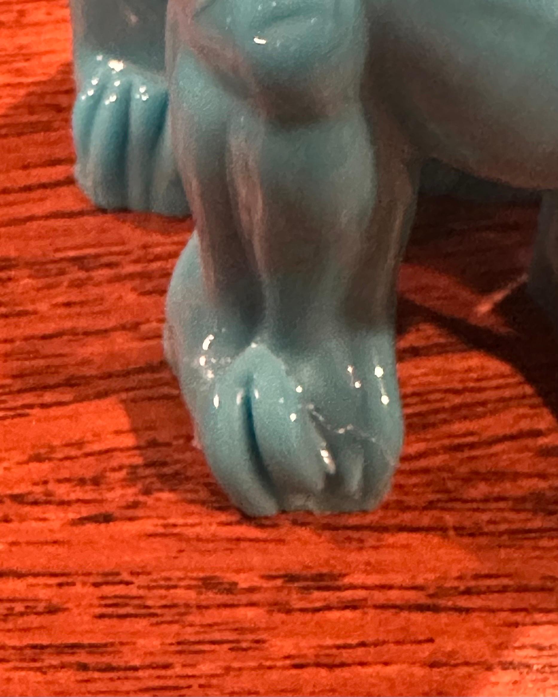 Paire de sculptures en verre bleu opaque turquoise du milieu du siècle avec chien Foo sur socle en vente 5