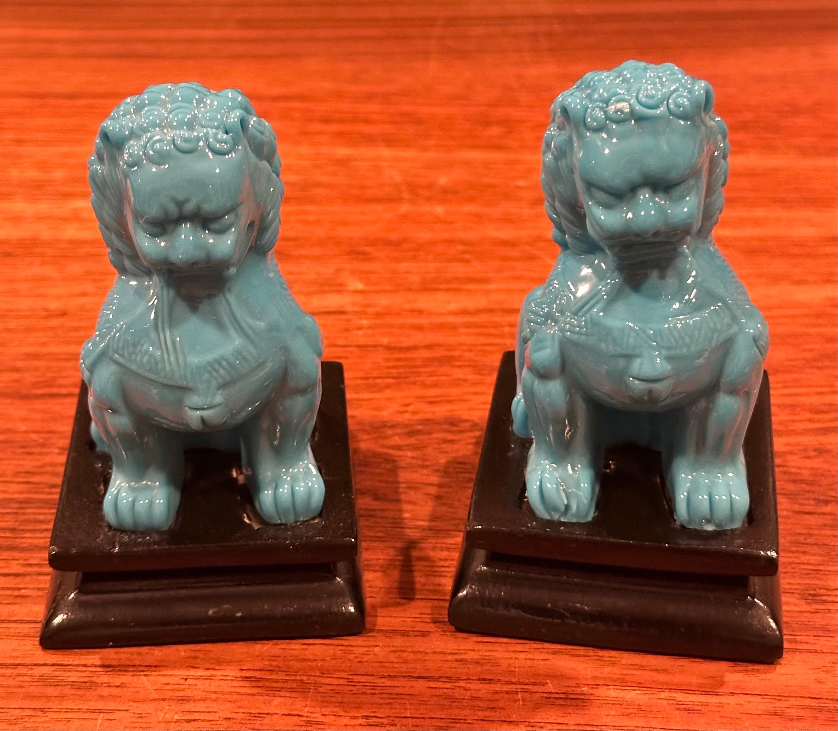 Paire de sculptures en verre bleu opaque turquoise du milieu du siècle avec chien Foo sur socle en vente 6