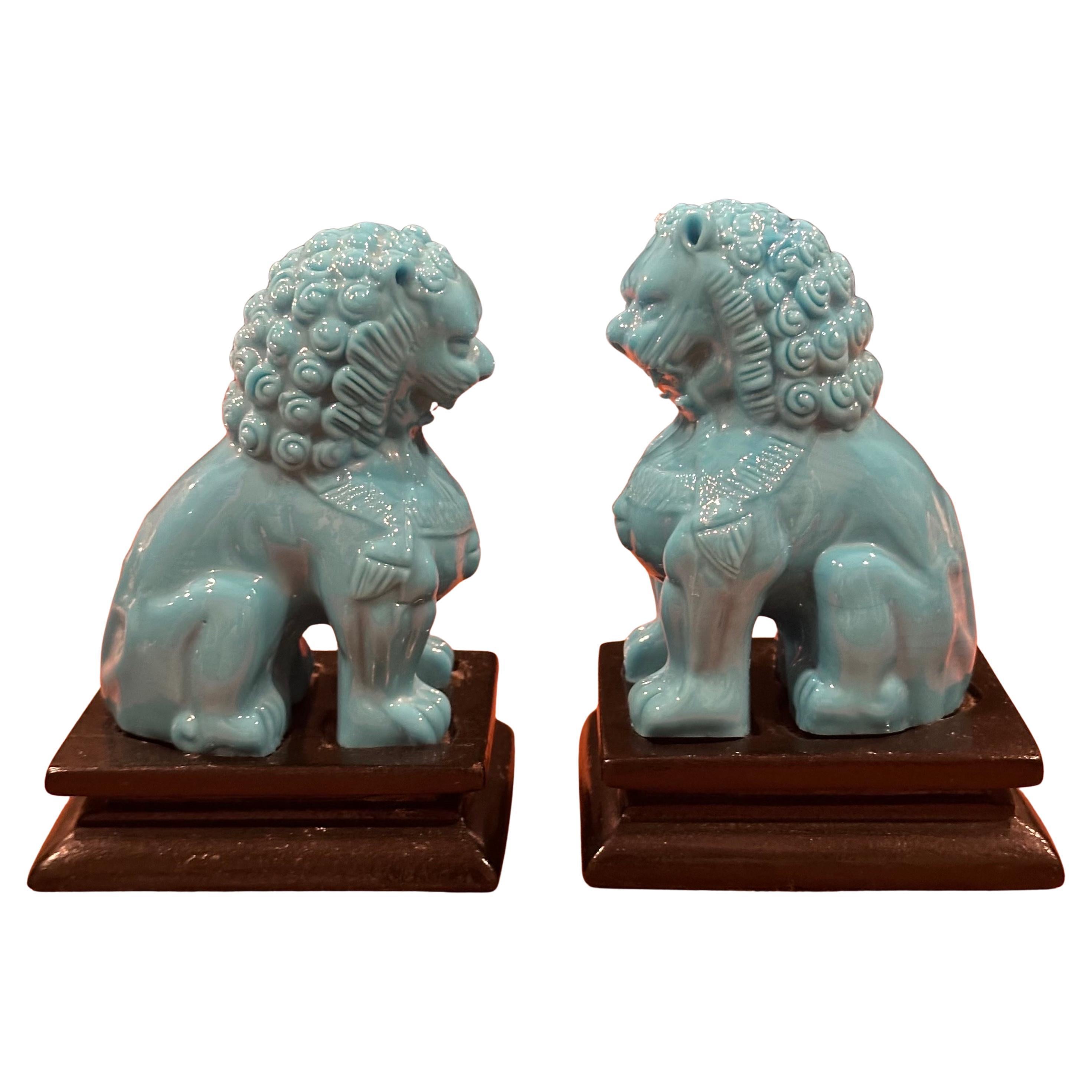 Chinois Paire de sculptures en verre bleu opaque turquoise du milieu du siècle avec chien Foo sur socle en vente