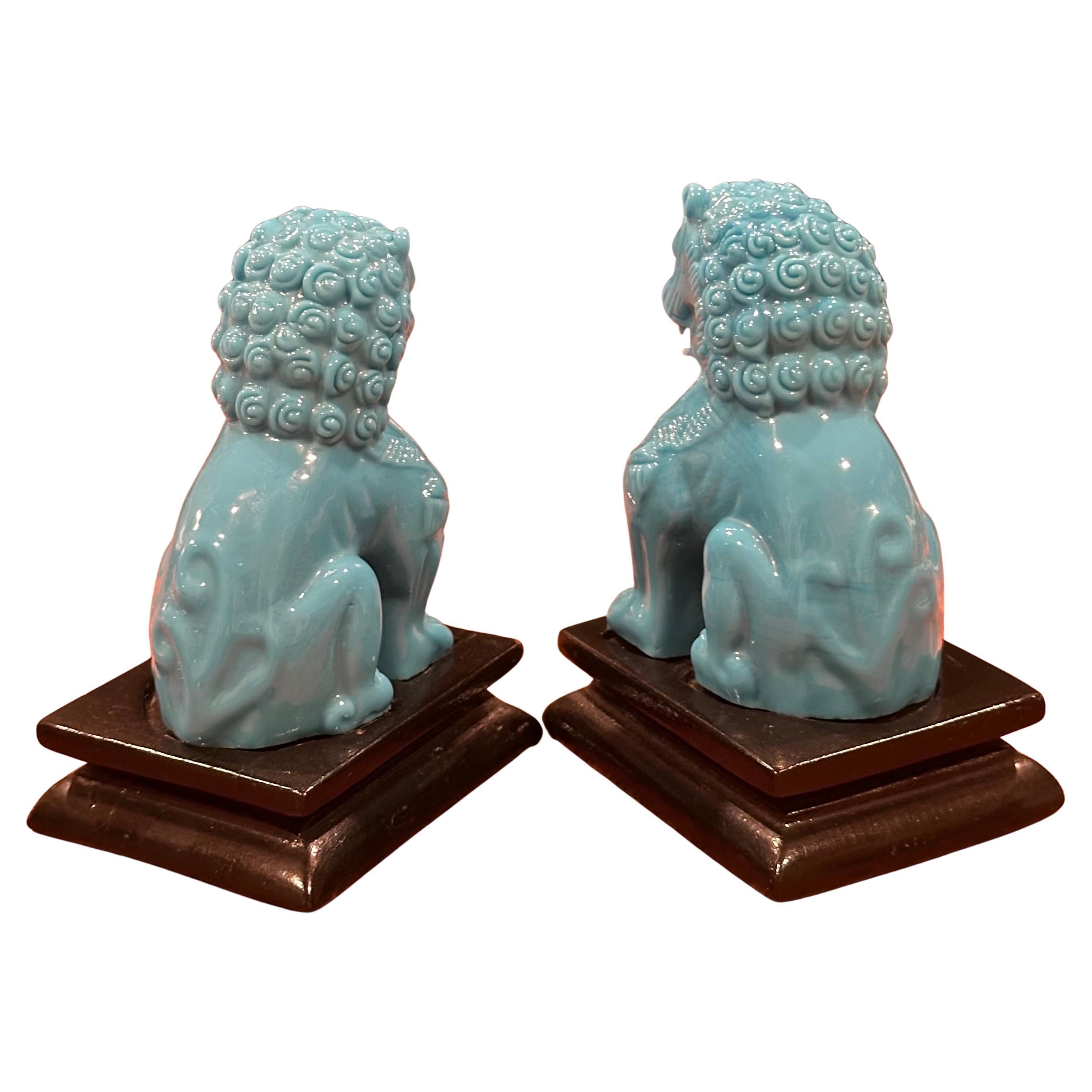 Fait main Paire de sculptures en verre bleu opaque turquoise du milieu du siècle avec chien Foo sur socle en vente