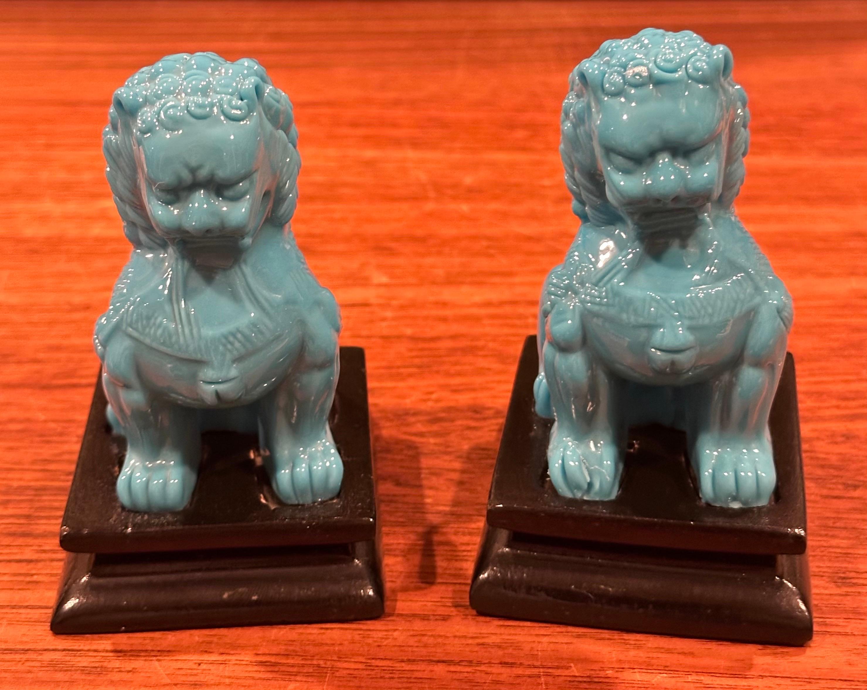 Paire de sculptures en verre bleu opaque turquoise du milieu du siècle avec chien Foo sur socle Bon état - En vente à San Diego, CA