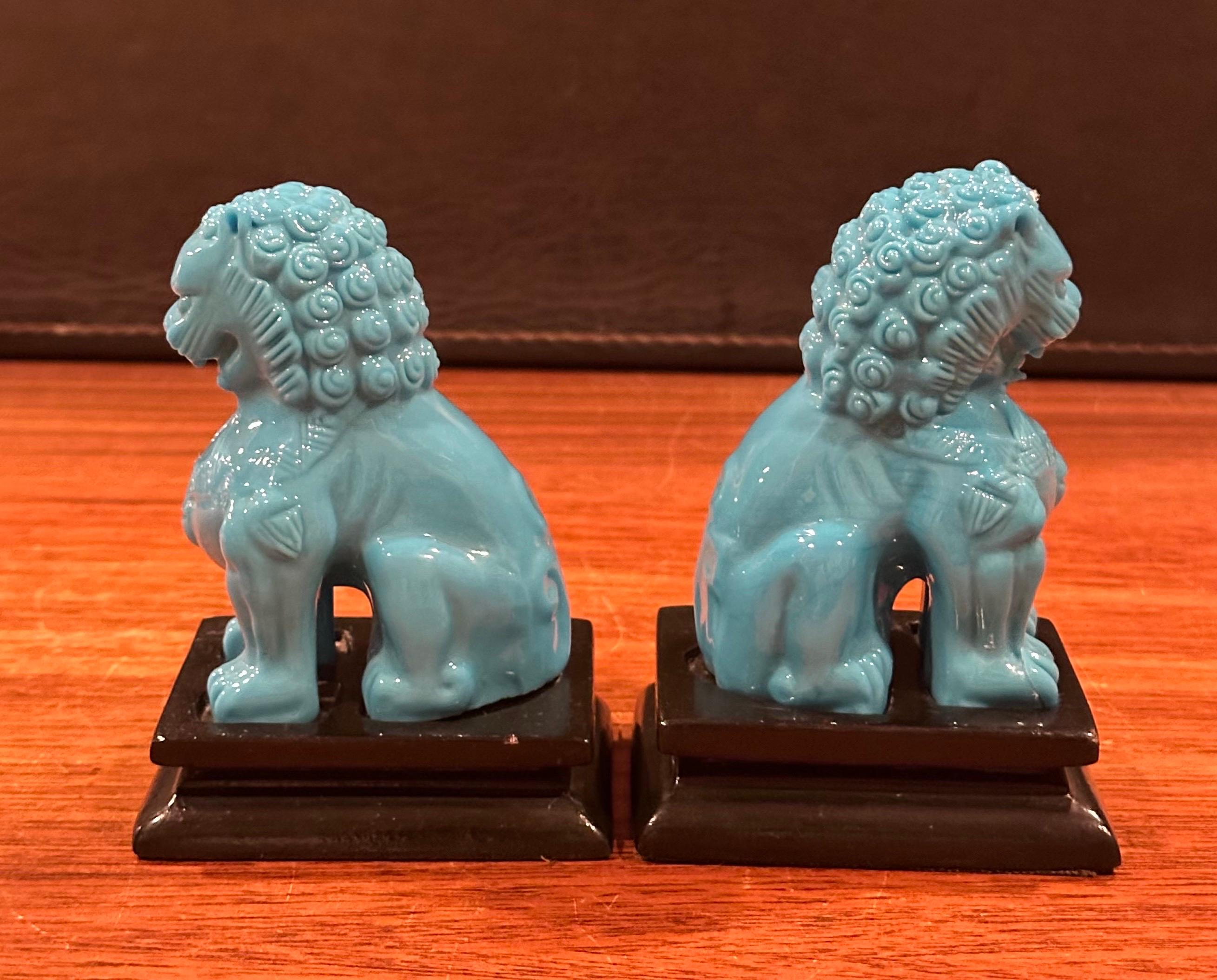 20ième siècle Paire de sculptures en verre bleu opaque turquoise du milieu du siècle avec chien Foo sur socle en vente