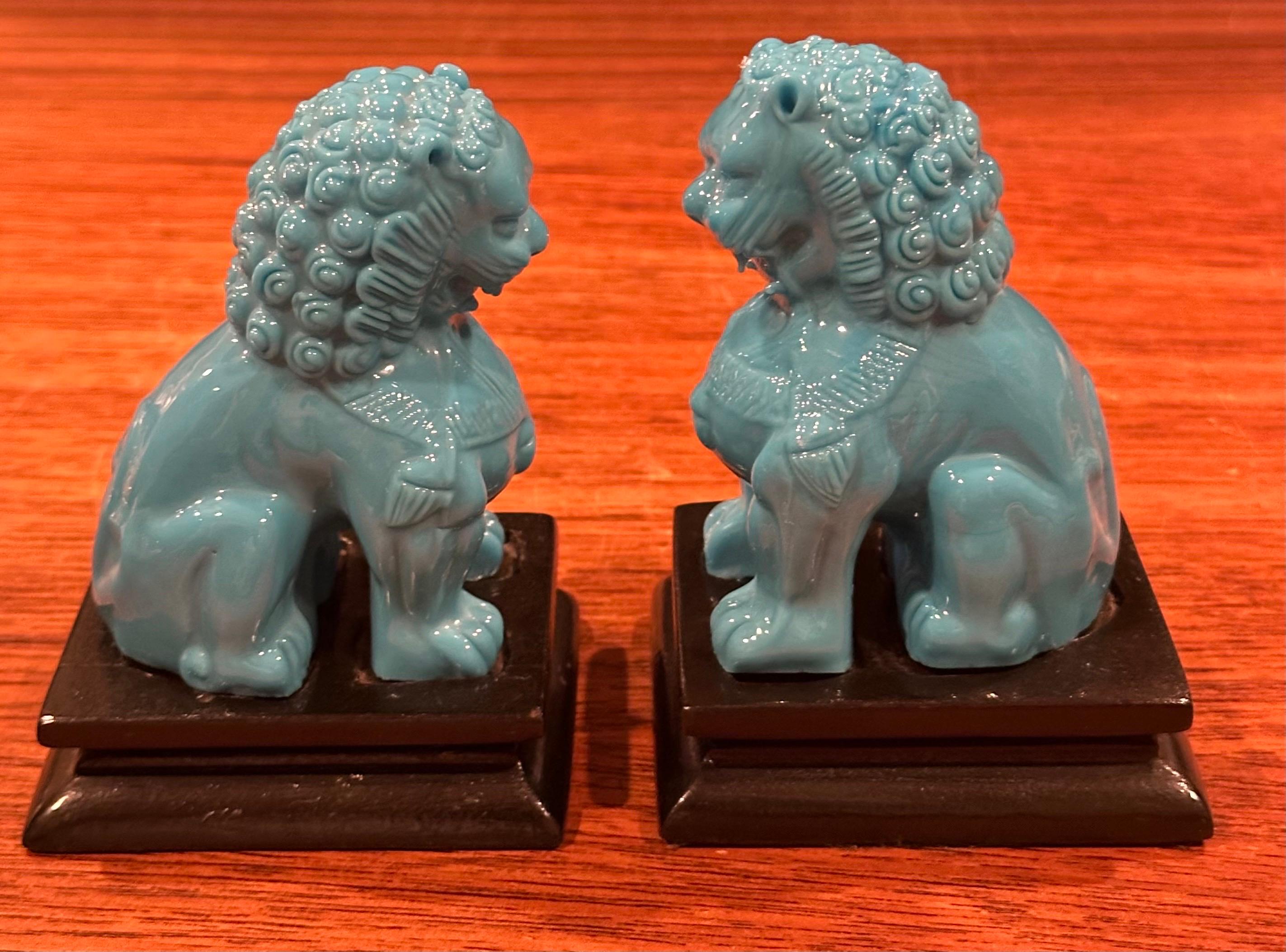 Verre Paire de sculptures en verre bleu opaque turquoise du milieu du siècle avec chien Foo sur socle en vente