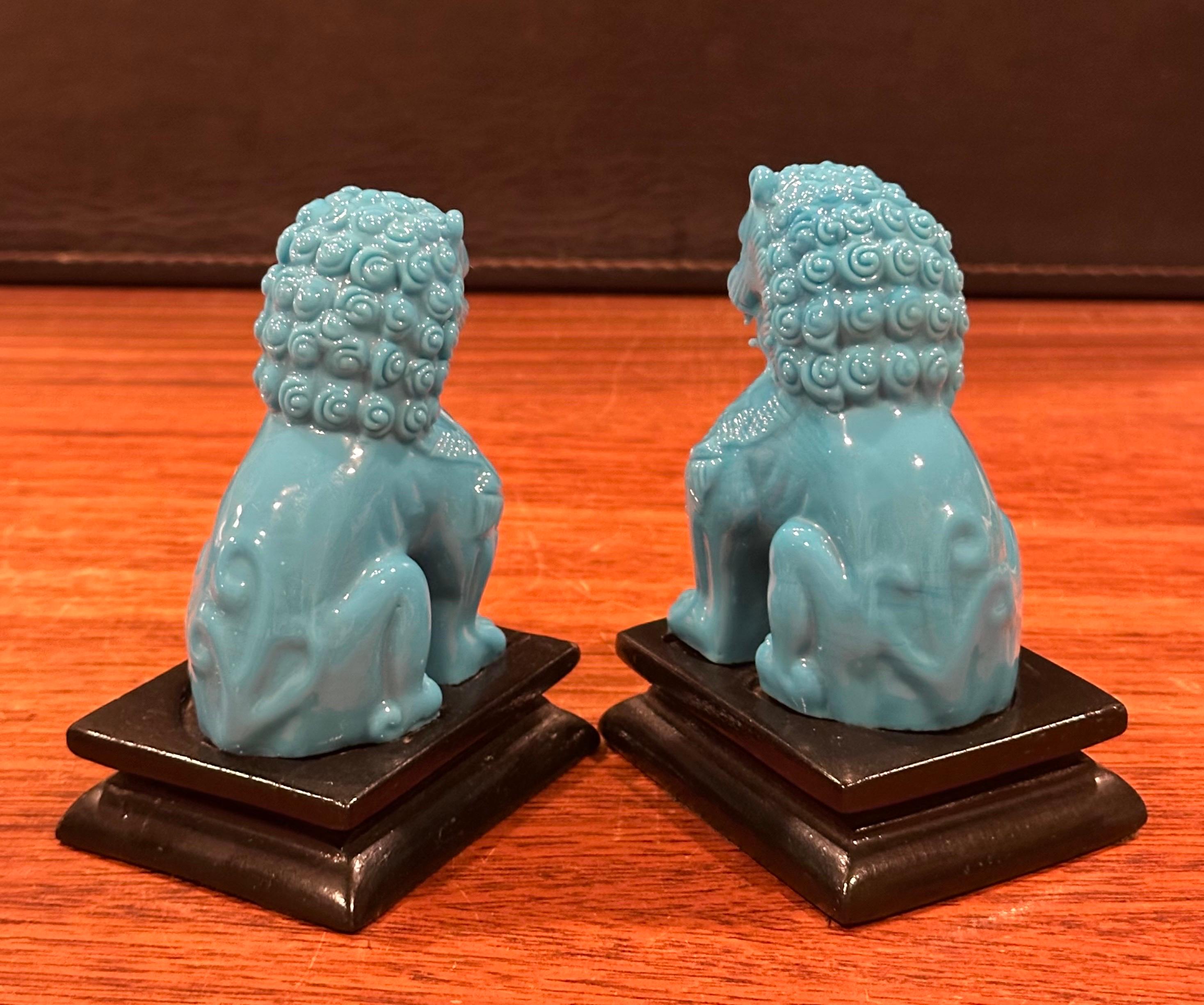 Paire de sculptures en verre bleu opaque turquoise du milieu du siècle avec chien Foo sur socle en vente 1