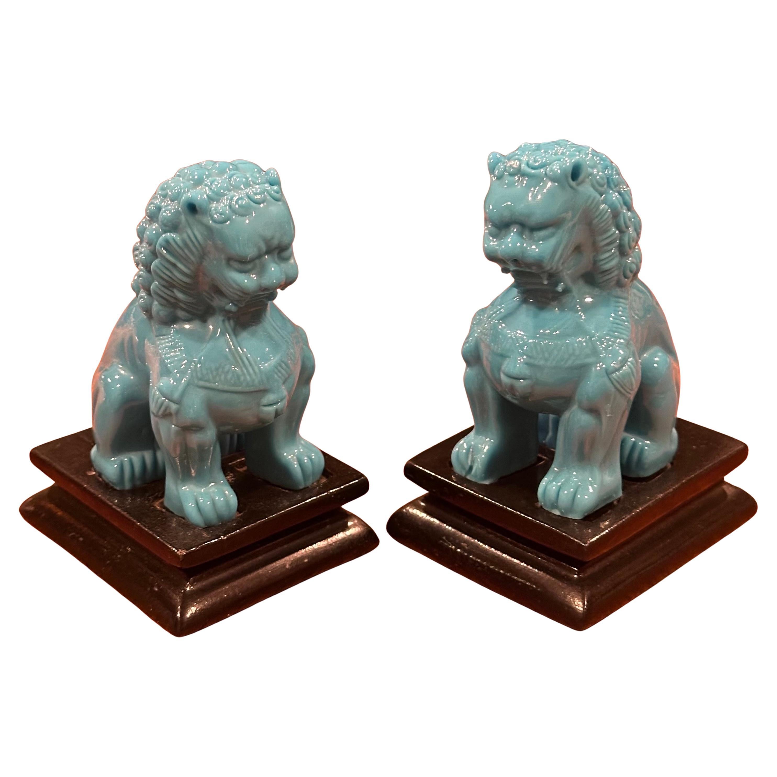 Paire de sculptures en verre bleu opaque turquoise du milieu du siècle avec chien Foo sur socle en vente