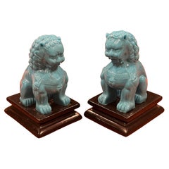 Paire de sculptures en verre bleu opaque turquoise du milieu du siècle avec chien Foo sur socle