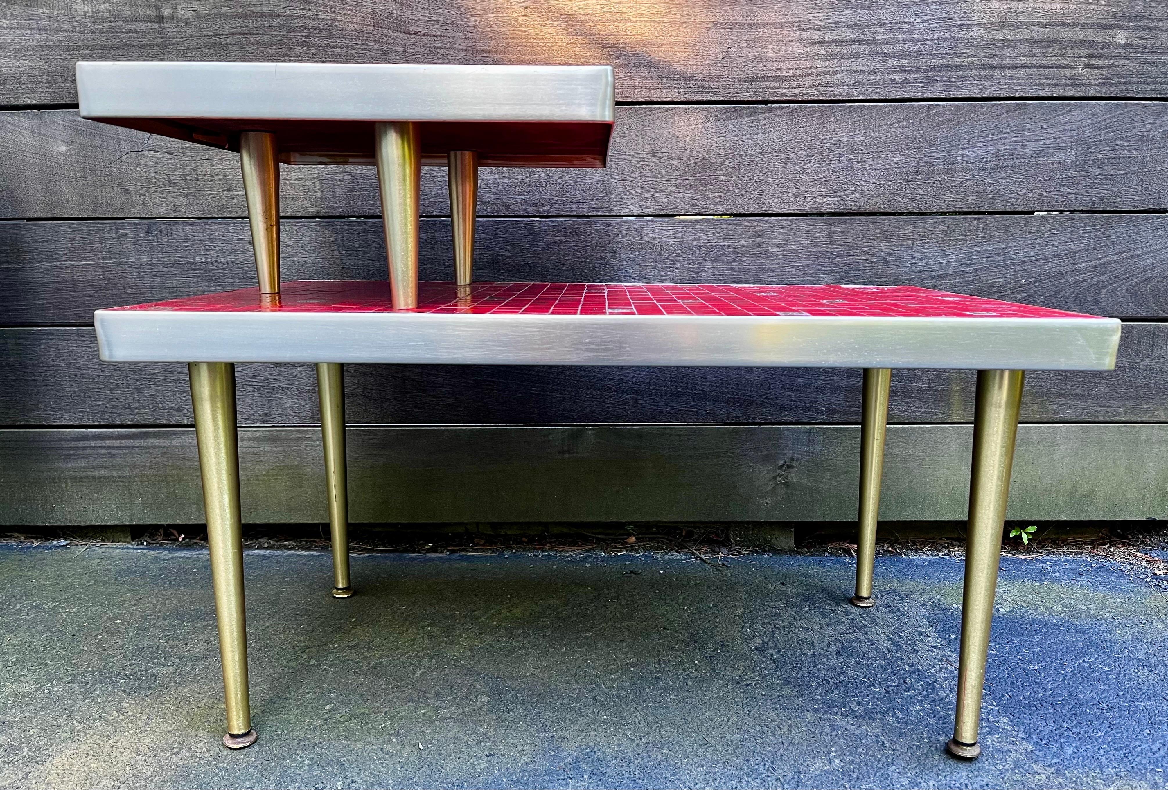 Coppia di tavolini a due piani con piano a mattonelle del Mid-Century, circa 1950 in vendita 9