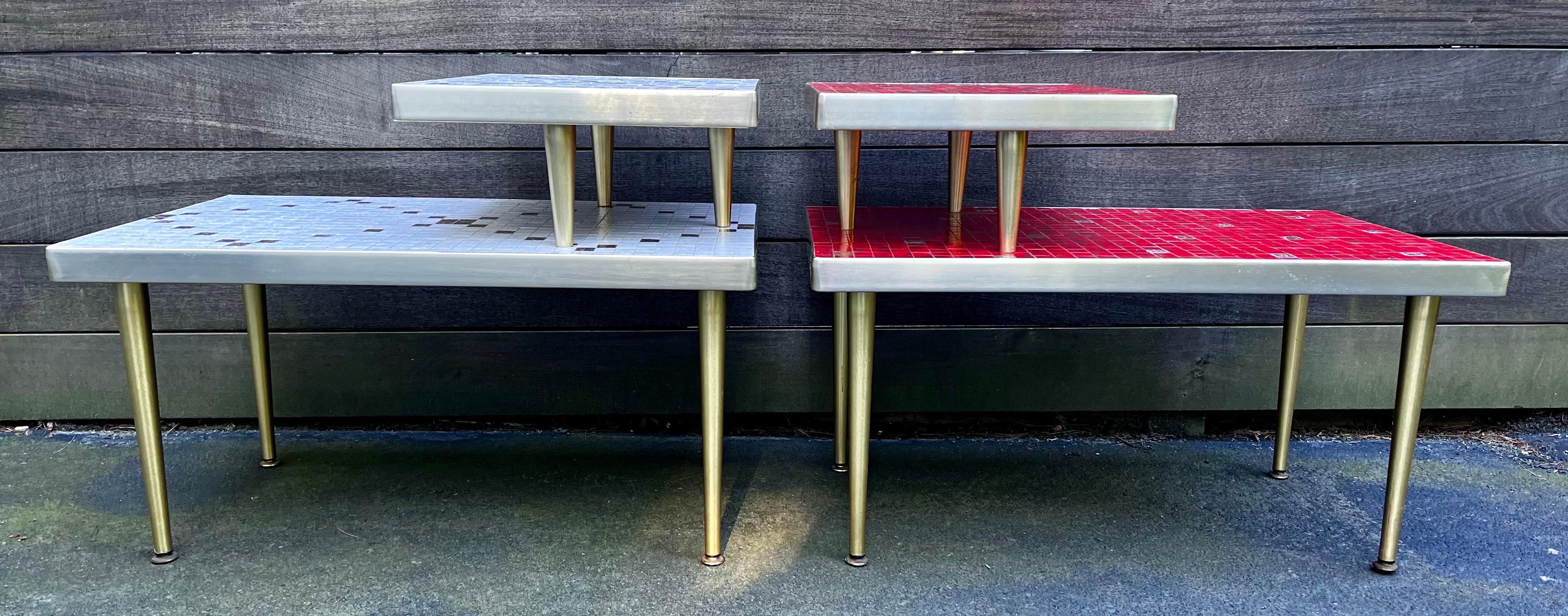 Americano Coppia di tavolini a due piani con piano a mattonelle del Mid-Century, circa 1950 in vendita