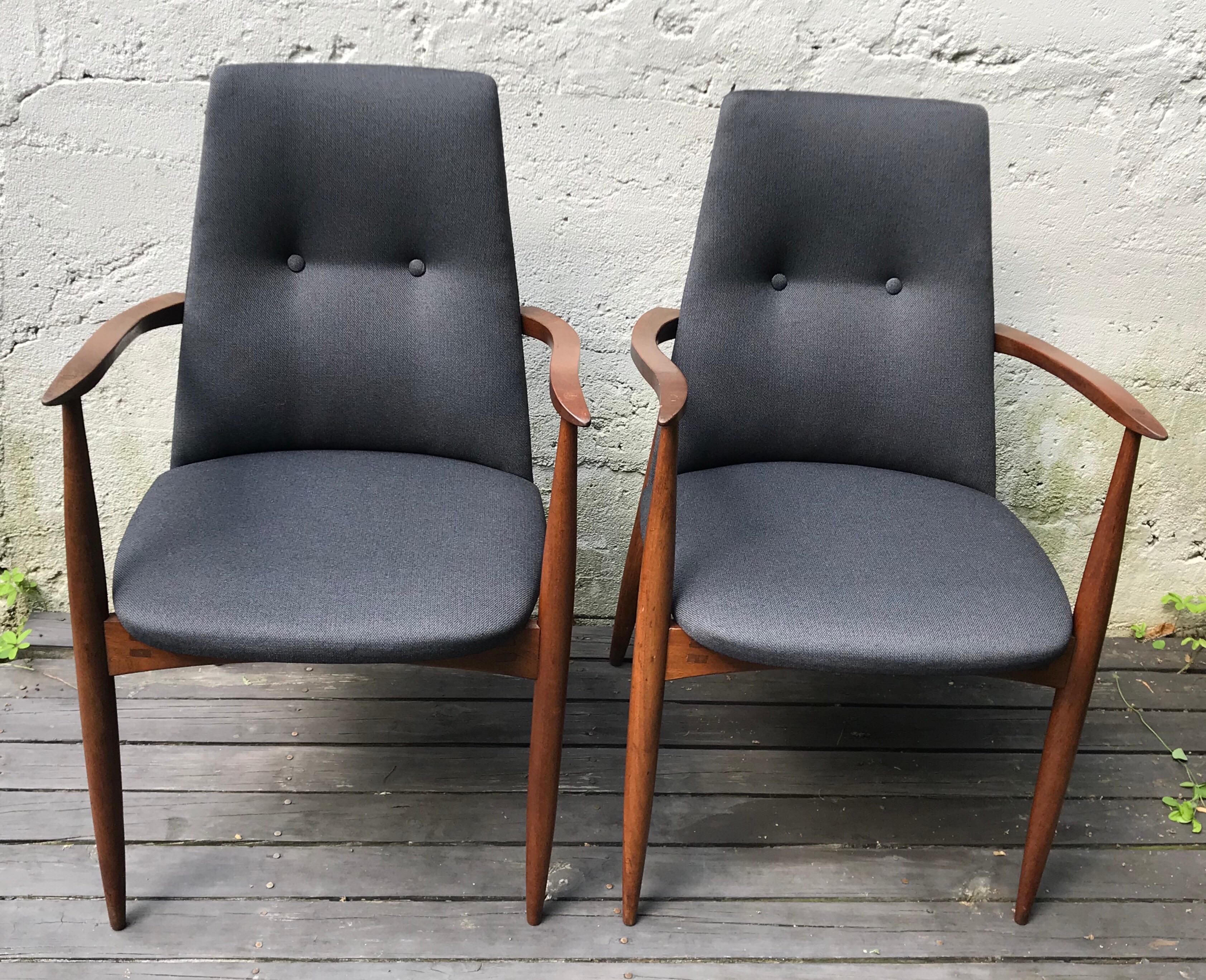 Amazing pair of side/lounge chairs with curved armrests, reupholstered in Knoll solid grey fabric. Designed by Peter Hayward for Vanson, England, 1960s.