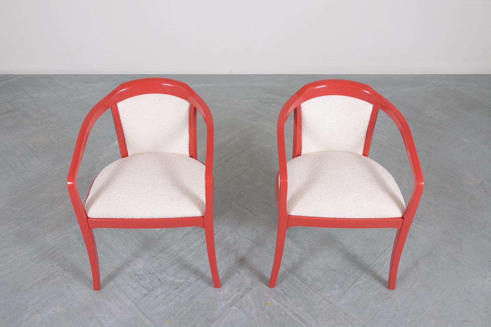 Lassen Sie sich in die 1970er Jahre zurückversetzen - mit unserem faszinierenden Paar moderner Sessel aus der Mitte des Jahrhunderts, die von unserem hauseigenen Spezialistenteam fachmännisch restauriert und aus Holz handgefertigt wurden. Jeder