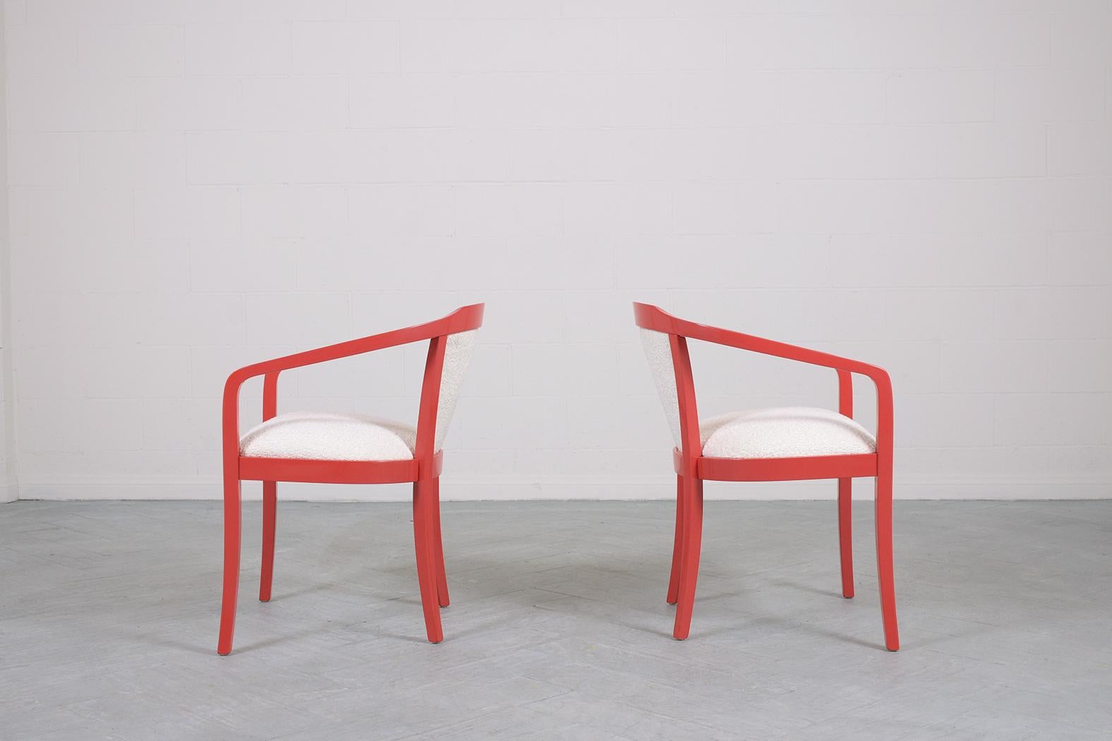 Rote lackierte Sessel mit weißen Boucle-Kissen, Mid-Century Modern, 1970er Jahre (Ende des 20. Jahrhunderts) im Angebot