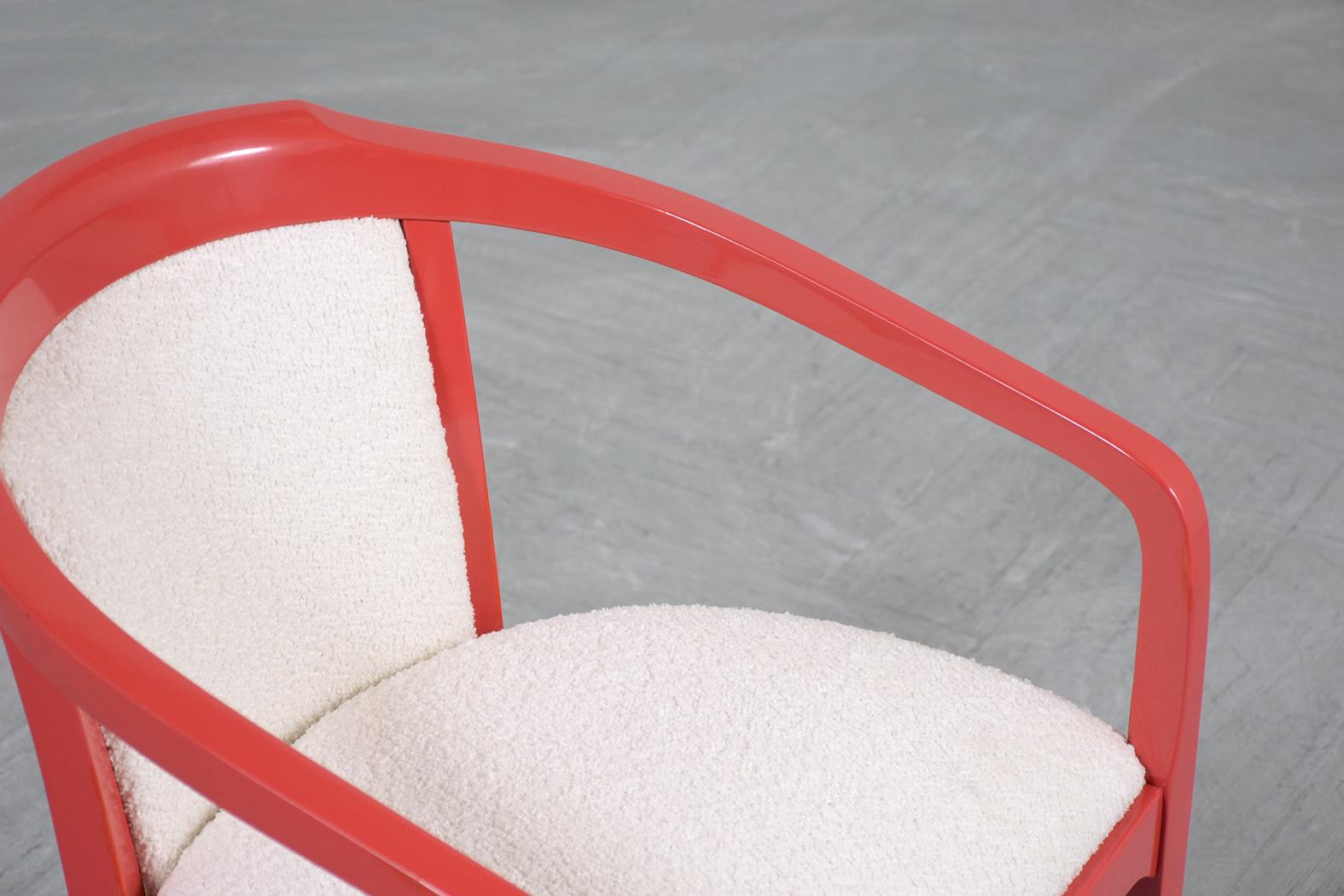 Rote lackierte Sessel mit weißen Boucle-Kissen, Mid-Century Modern, 1970er Jahre im Zustand „Gut“ im Angebot in Los Angeles, CA