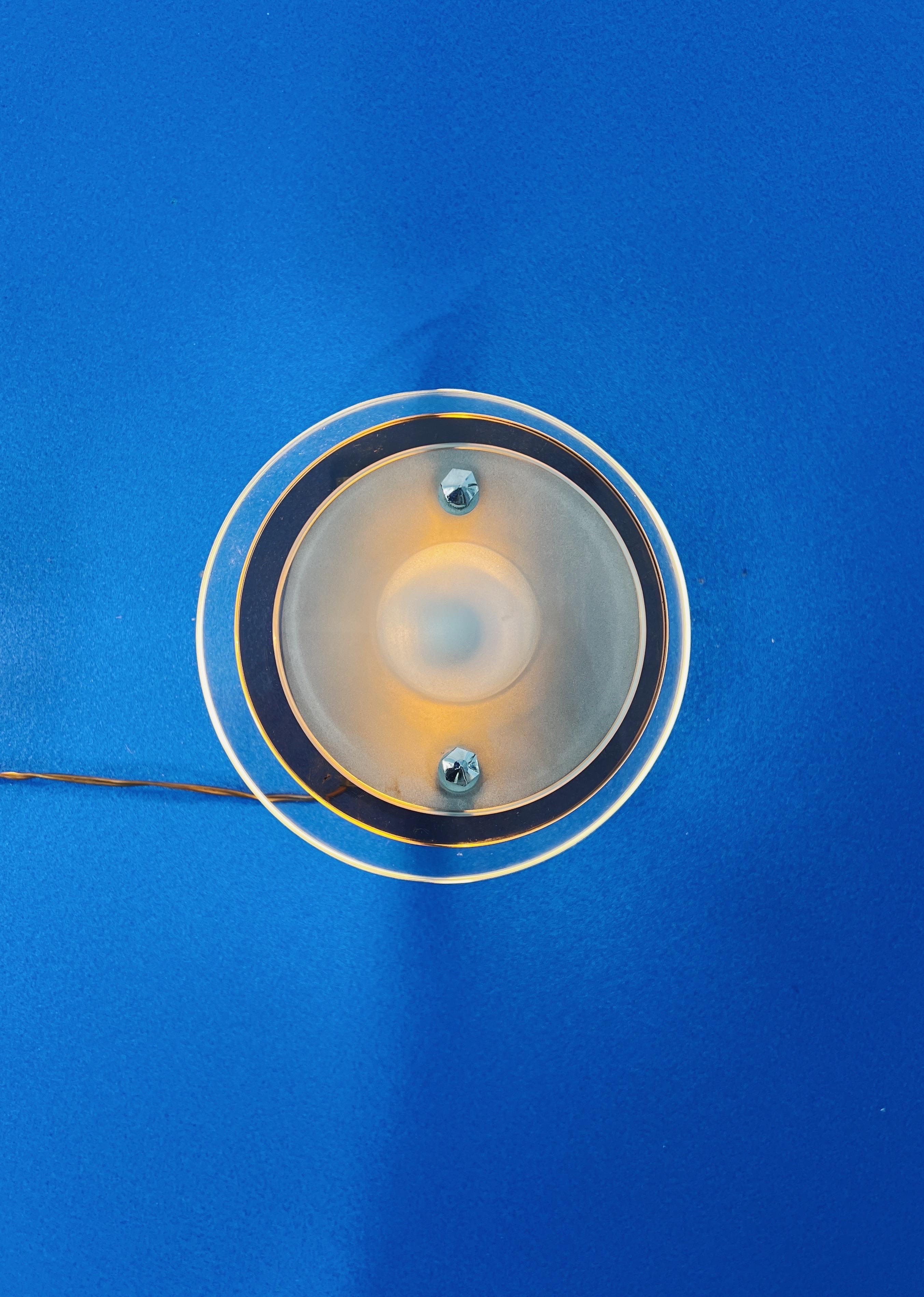 Queste eleganti lampade da parete degli anni '60 sono un bellissimo esempio di design italiano di Veca. Ciò che rende questa coppia particolarmente speciale è il notevole spessore e la qualità del vetro. Ogni lampada è caratterizzata da tre elementi