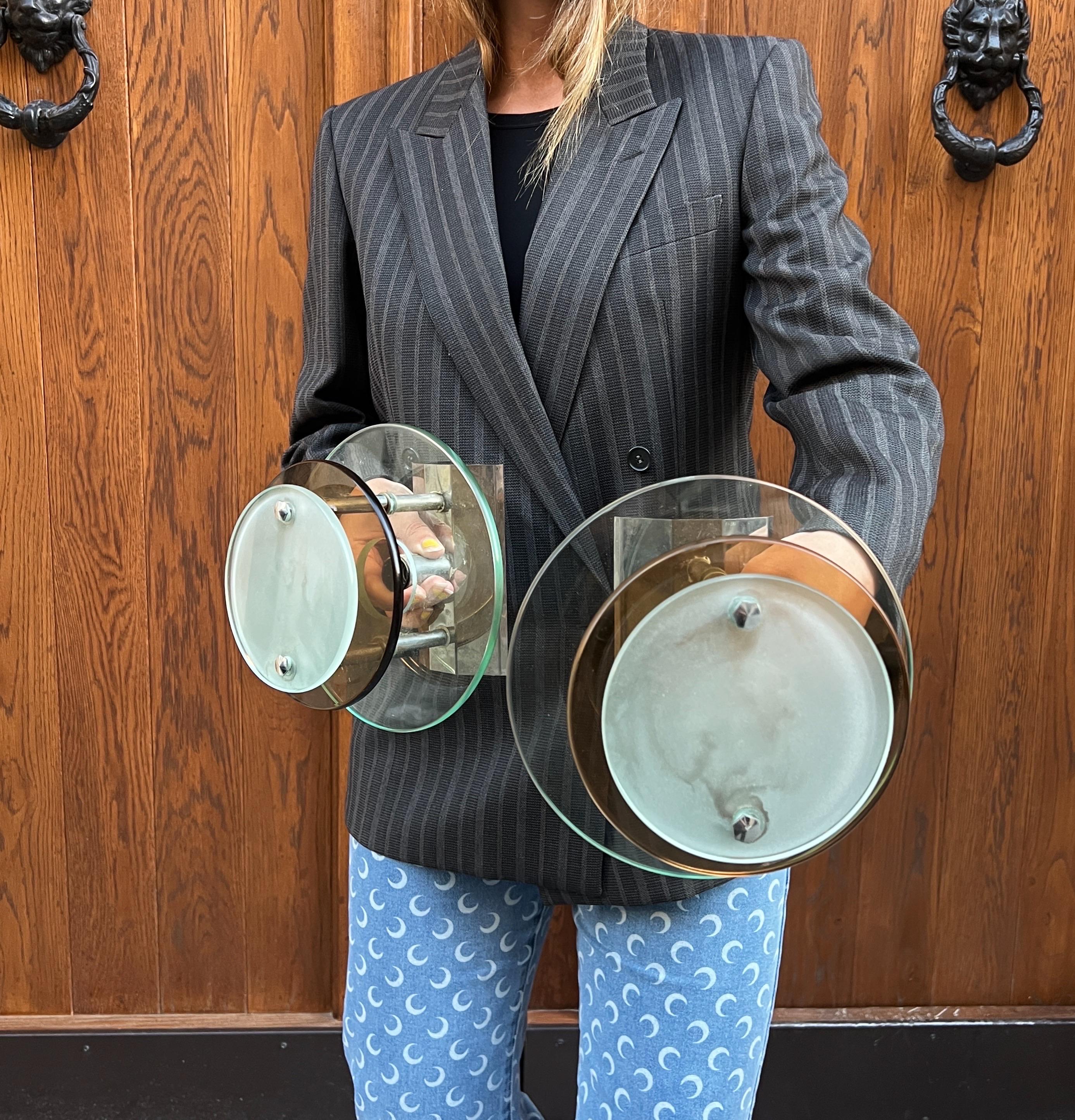 Italiano Coppia di lampade da parete Veca di metà secolo in vetro pesante multicolore in vendita