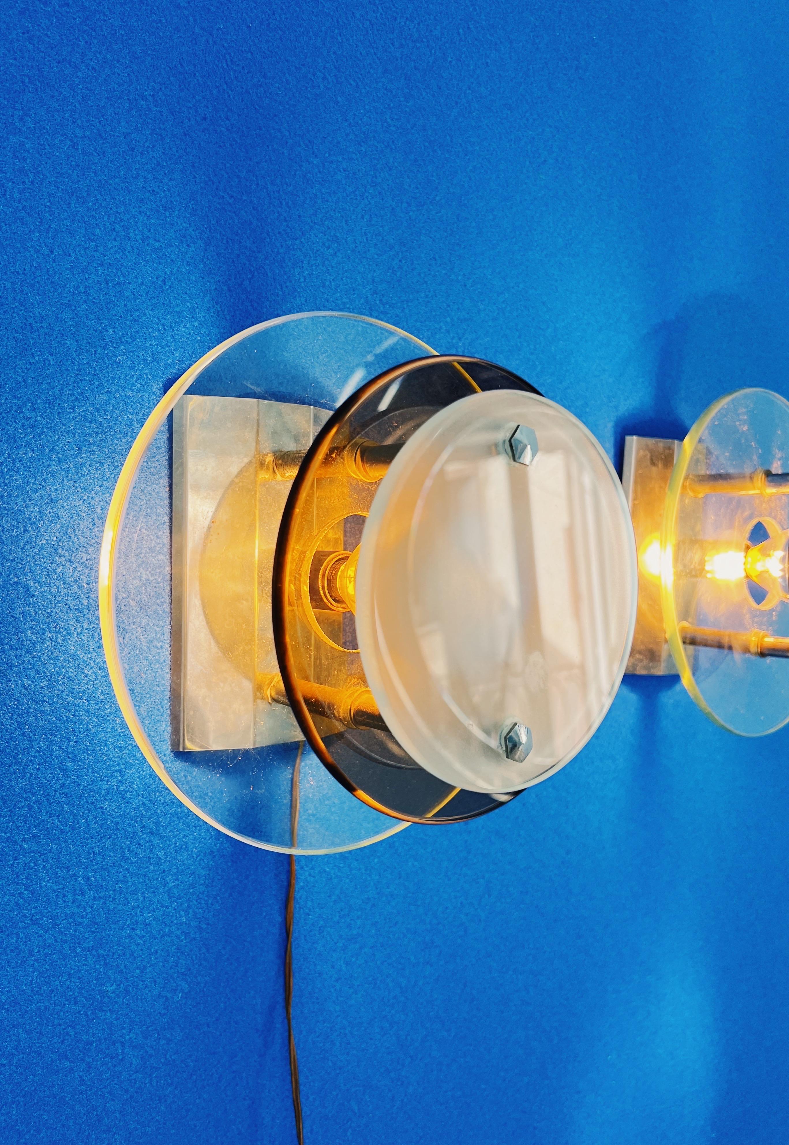 XX secolo Coppia di lampade da parete Veca di metà secolo in vetro pesante multicolore in vendita