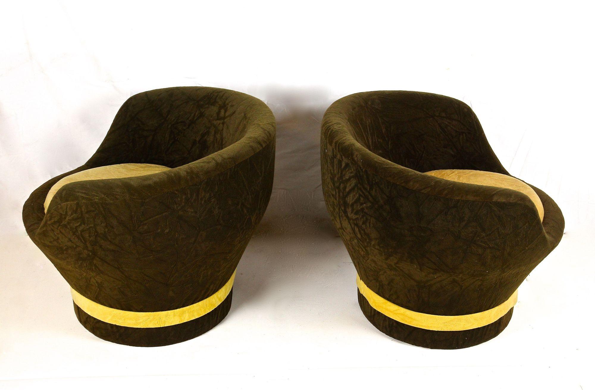 20th Century Pair Of Mid Century Velvet Lounge Chairs/ Club Chairs, Italy circa 1960/70 For Sale