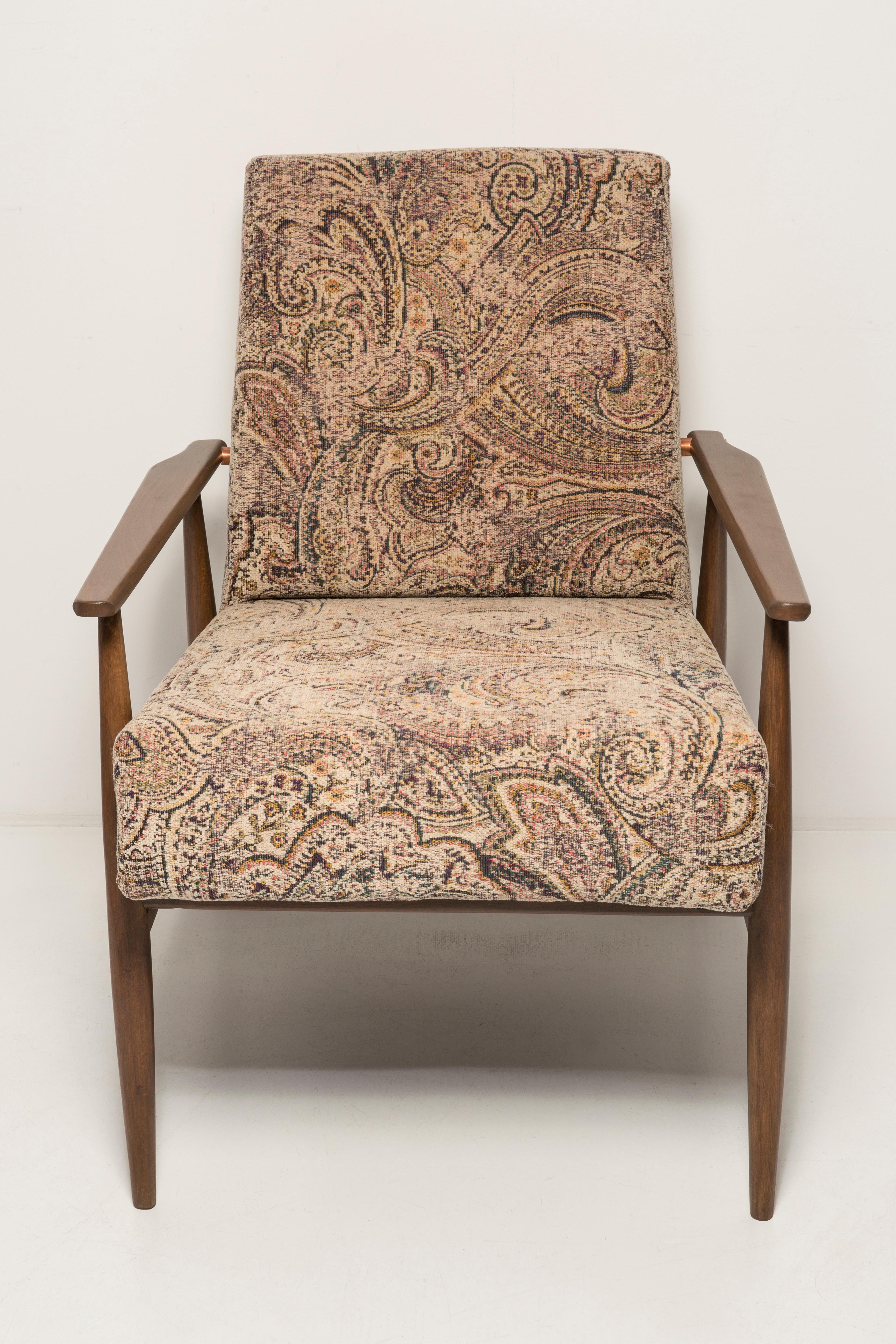 Ein schöner, restaurierter Sessel von Henryk Lis. Möbel nach kompletter Renovierung durch Schreiner und Polsterei. Der Stoff, der mit einer Rückenlehne und einer Sitzfläche bezogen ist, ist ein hochwertiger italienischer Samt. Der Sessel passt