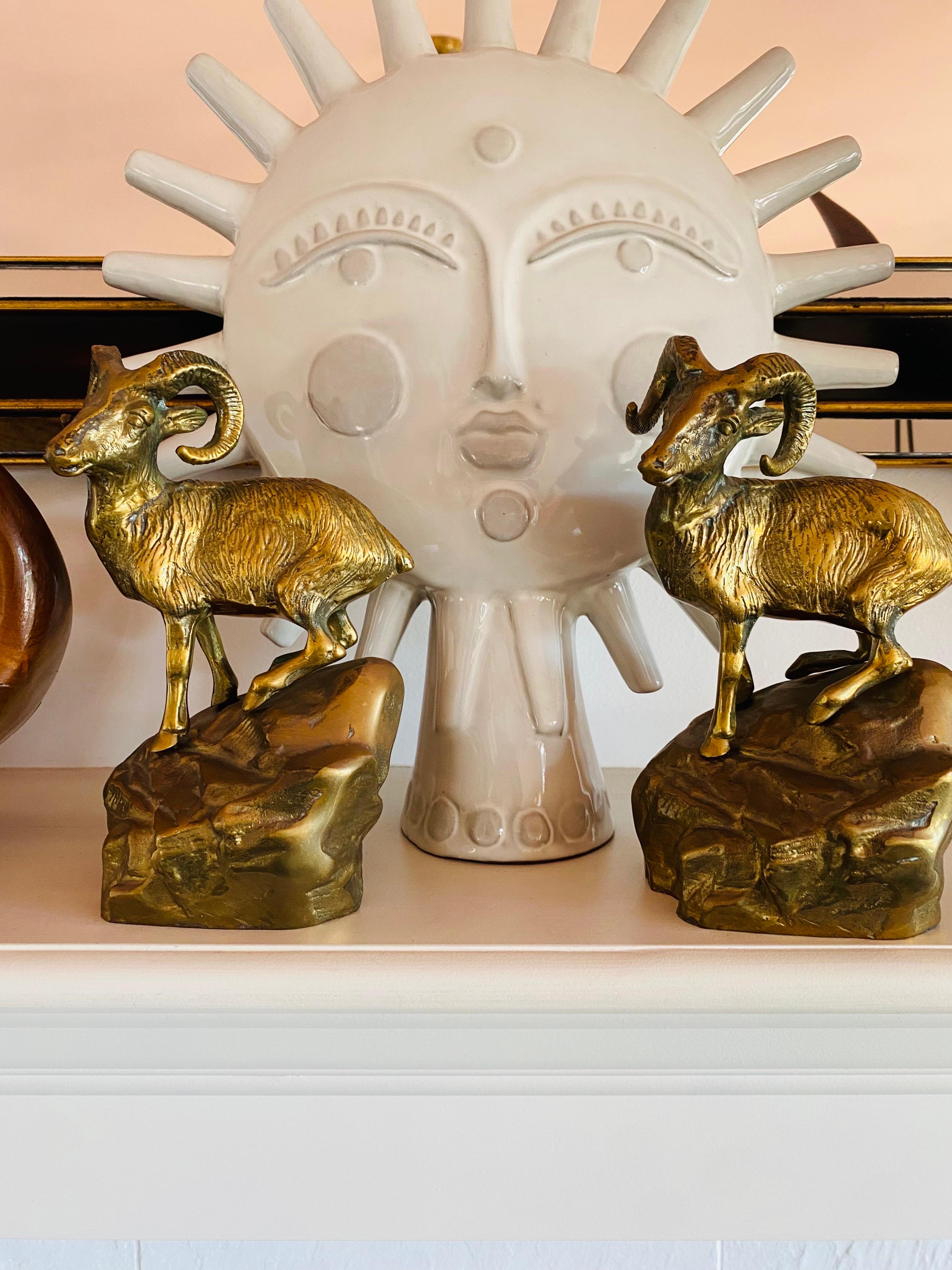 Paire de serre-livres en laiton à figure de bélier du milieu du siècle dernier en vente 2