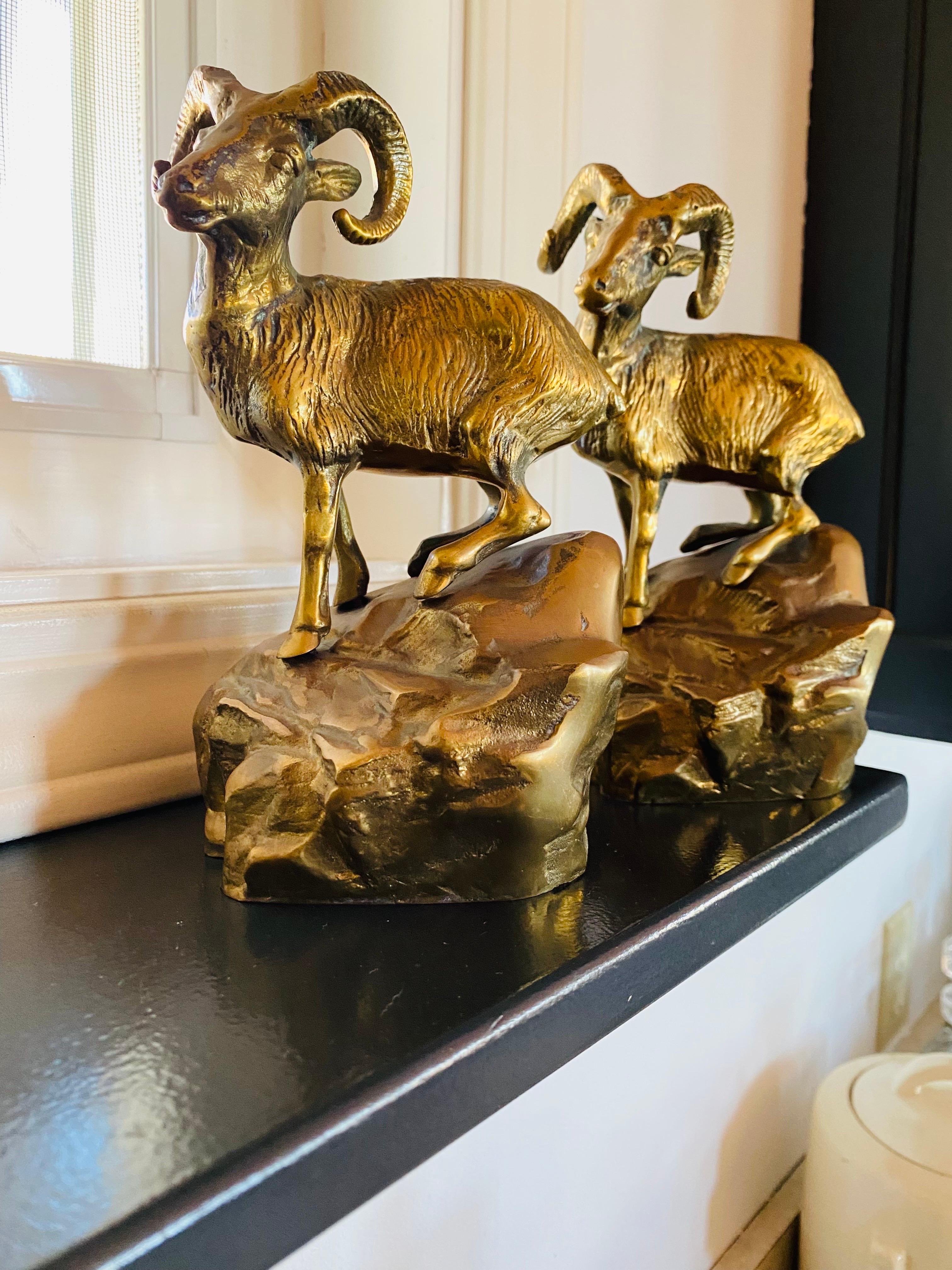 Paire de serre-livres en laiton à figure de bélier du milieu du siècle dernier en vente 3