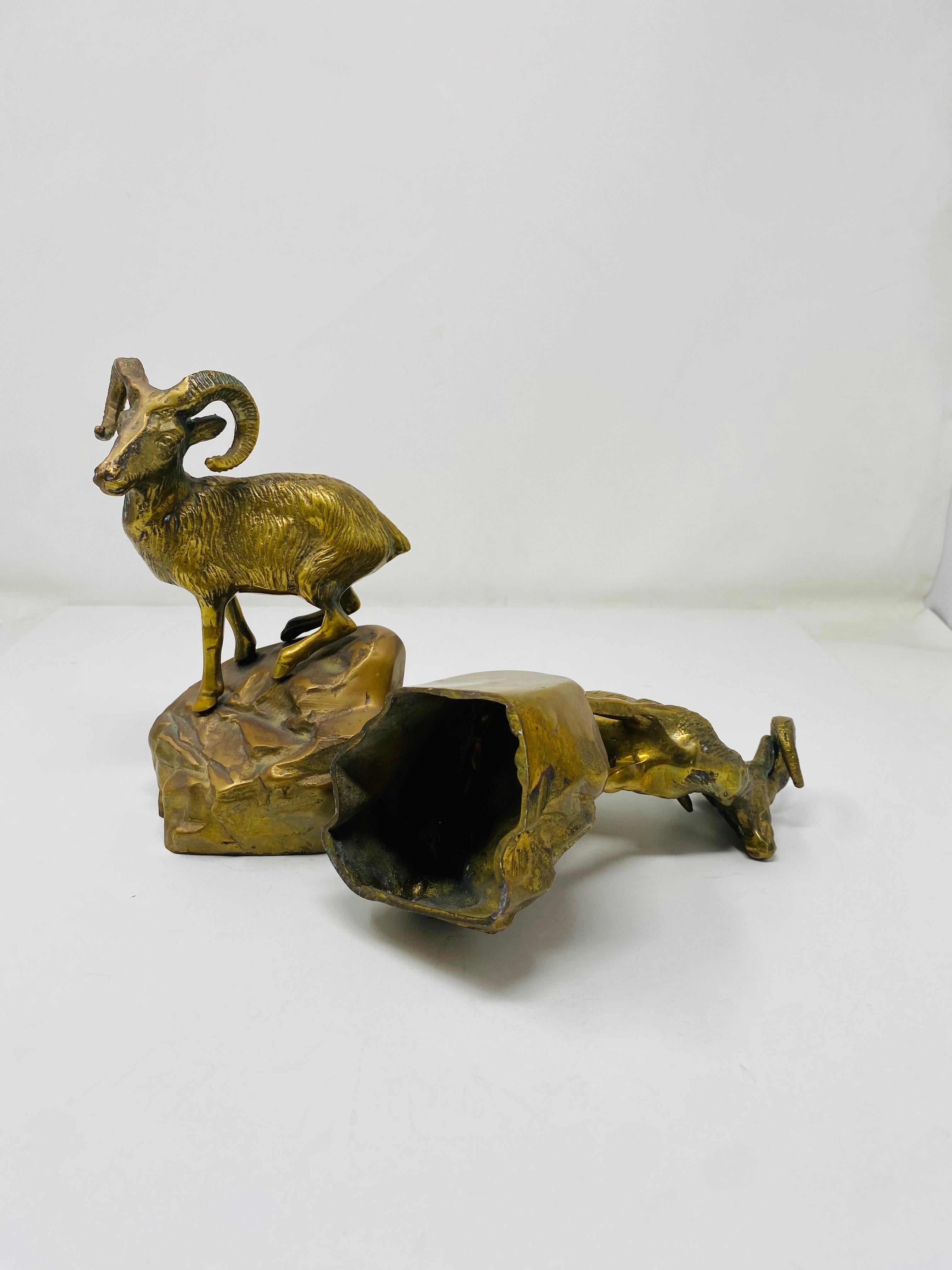 Magnifique paire de serre-livres en laiton avec une belle patine. Les détails des figurines évoquent l'élégance et la nostalgie. Parfait pour les styles mid-century ou Hollywood Regency et une variété d'autres styles de décoration. D'incroyables