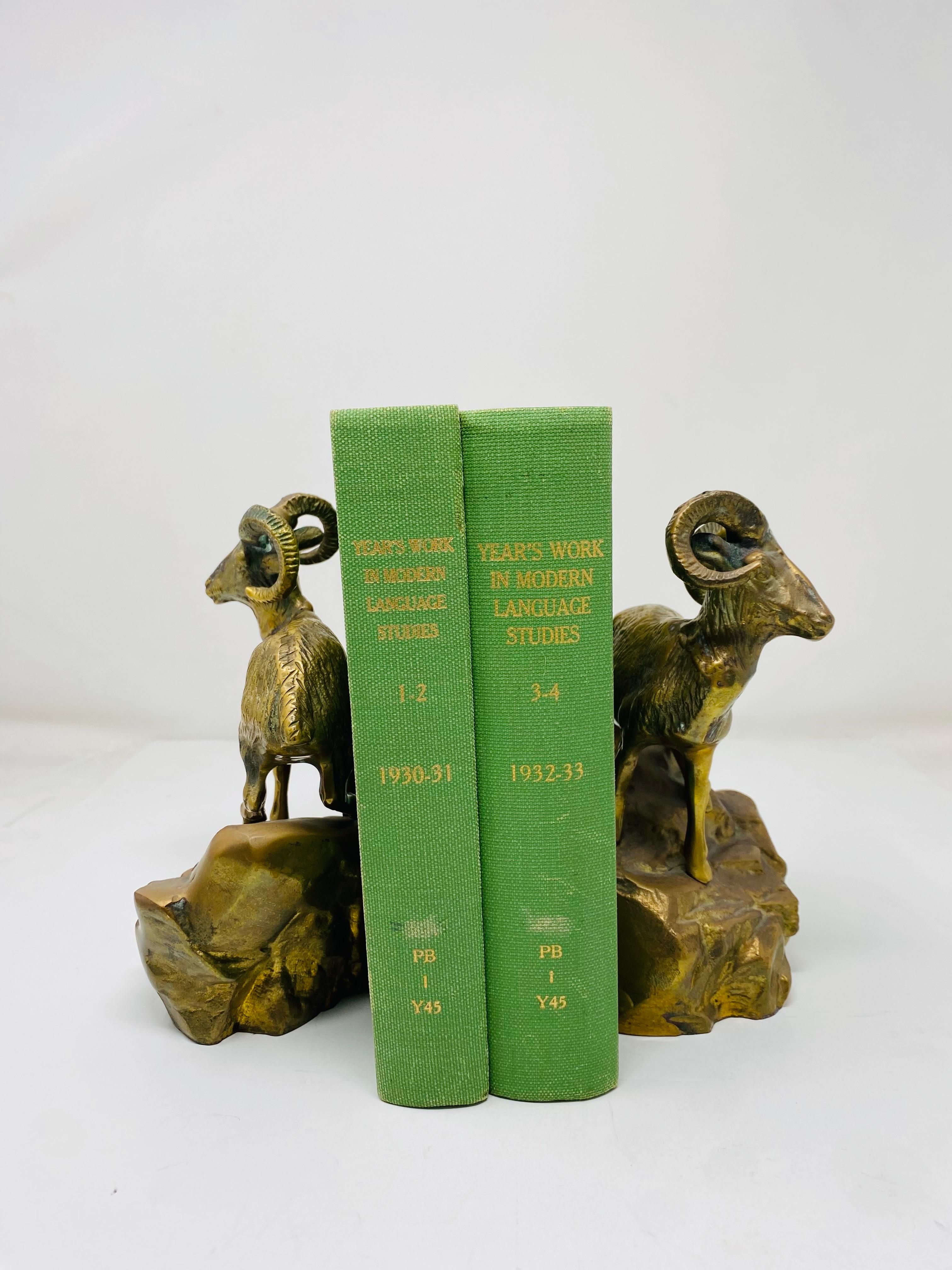 Hollywood Regency Paire de serre-livres en laiton à figure de bélier du milieu du siècle dernier en vente