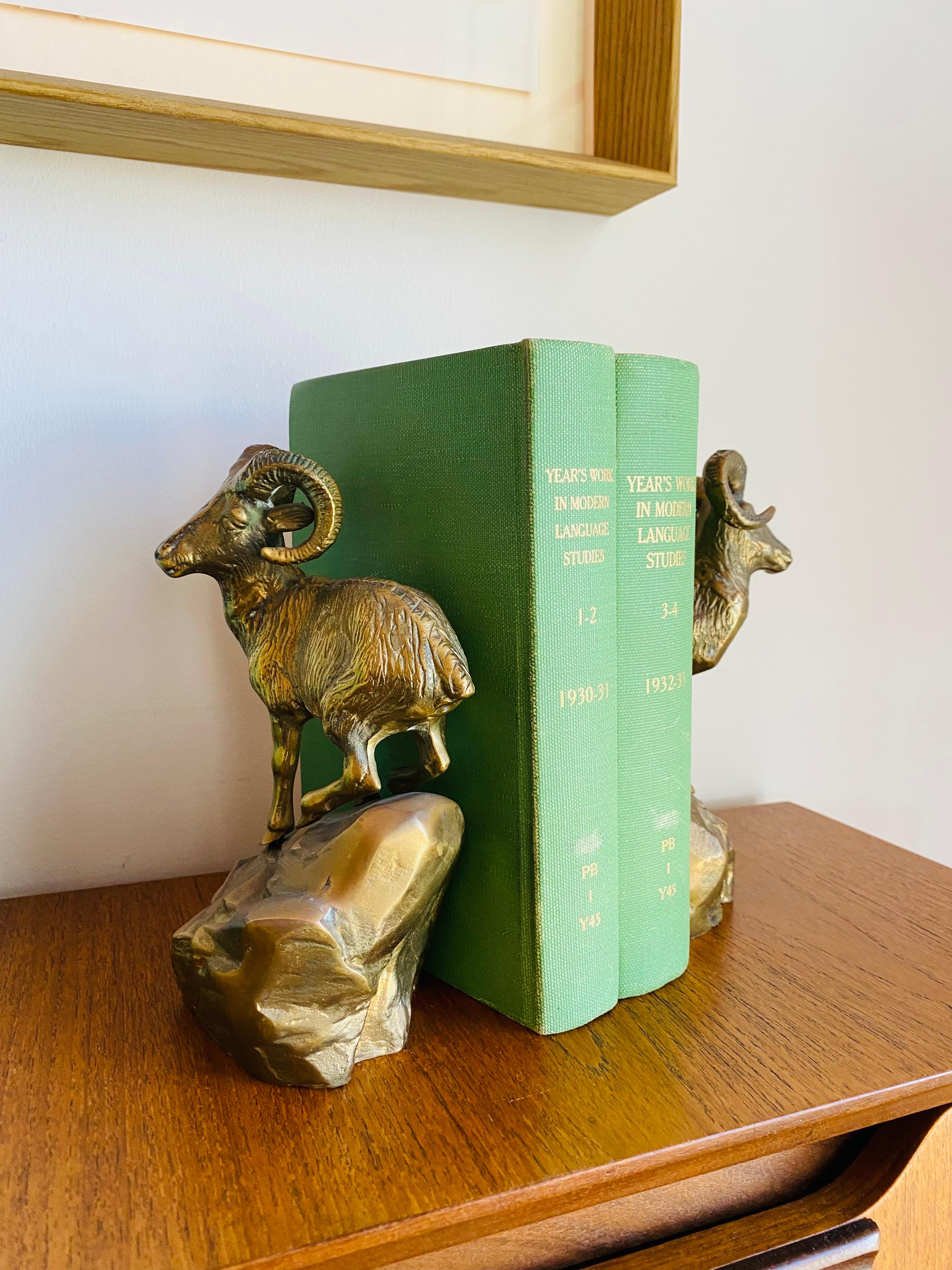 Moulage Paire de serre-livres en laiton à figure de bélier du milieu du siècle dernier en vente