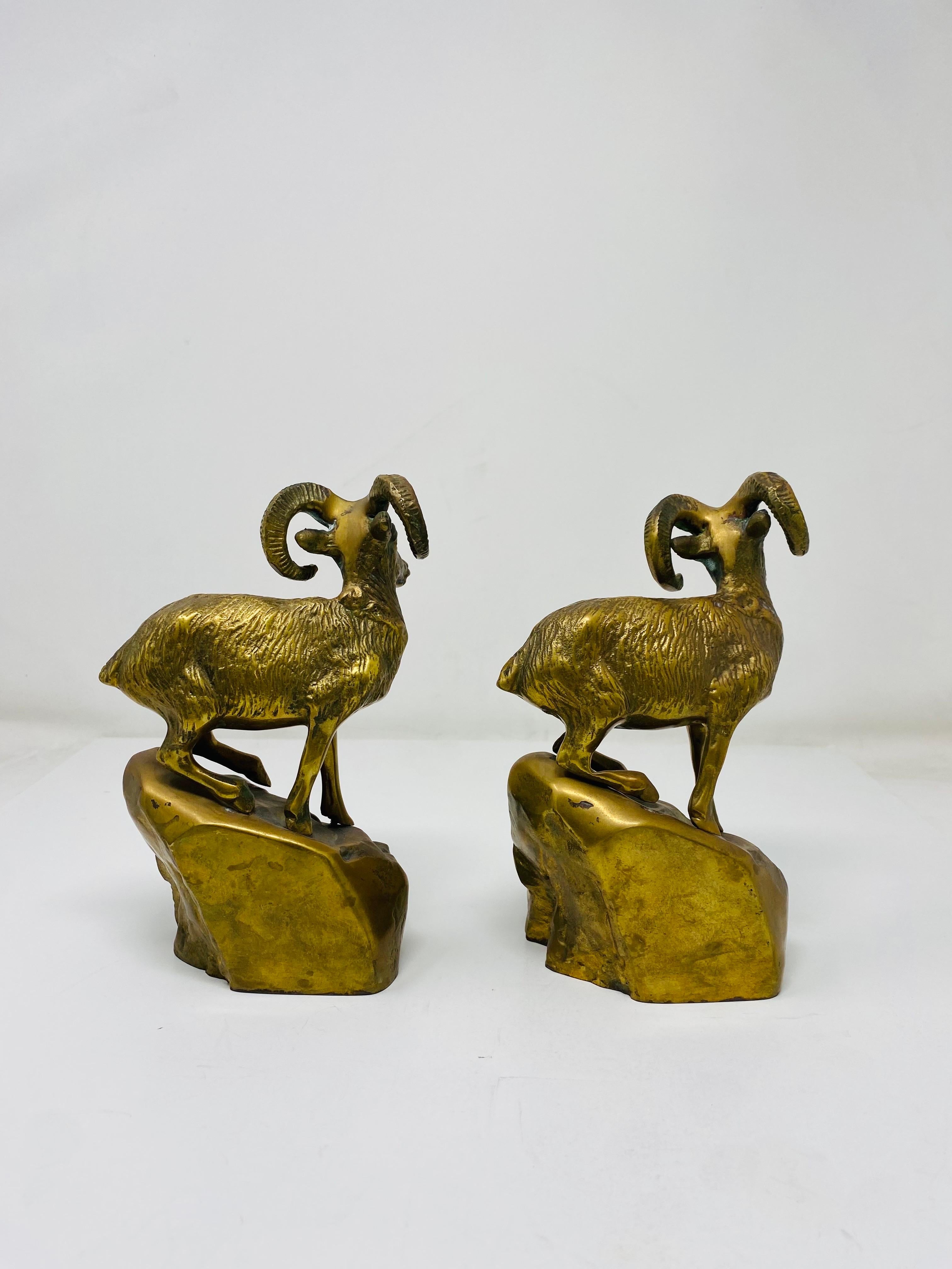 Paire de serre-livres en laiton à figure de bélier du milieu du siècle dernier Bon état - En vente à San Diego, CA