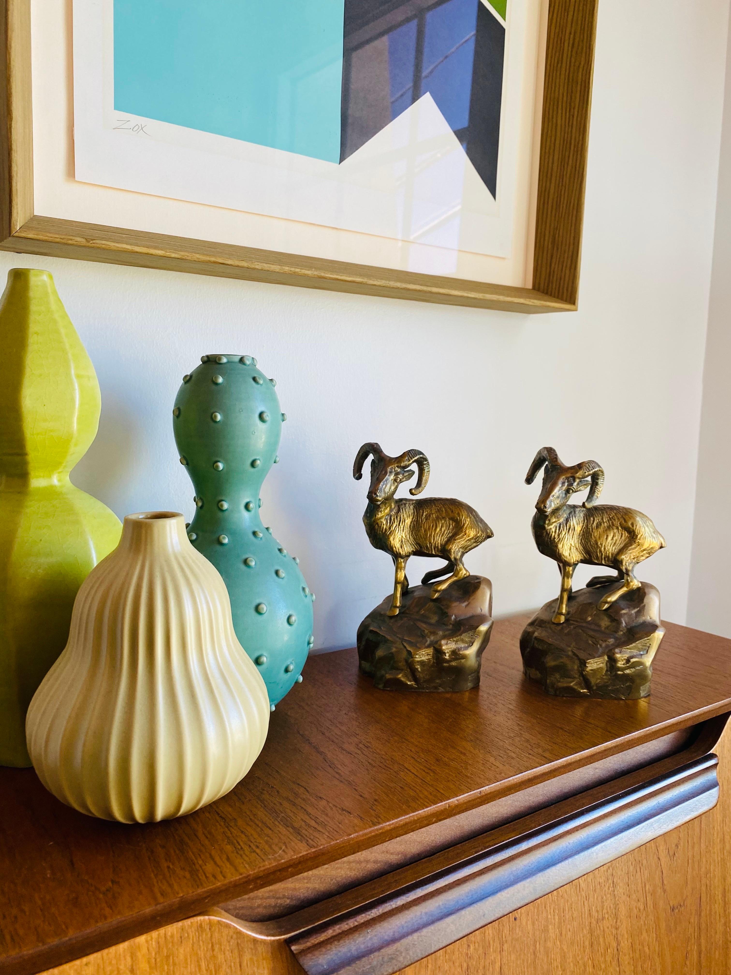 Milieu du XXe siècle Paire de serre-livres en laiton à figure de bélier du milieu du siècle dernier en vente