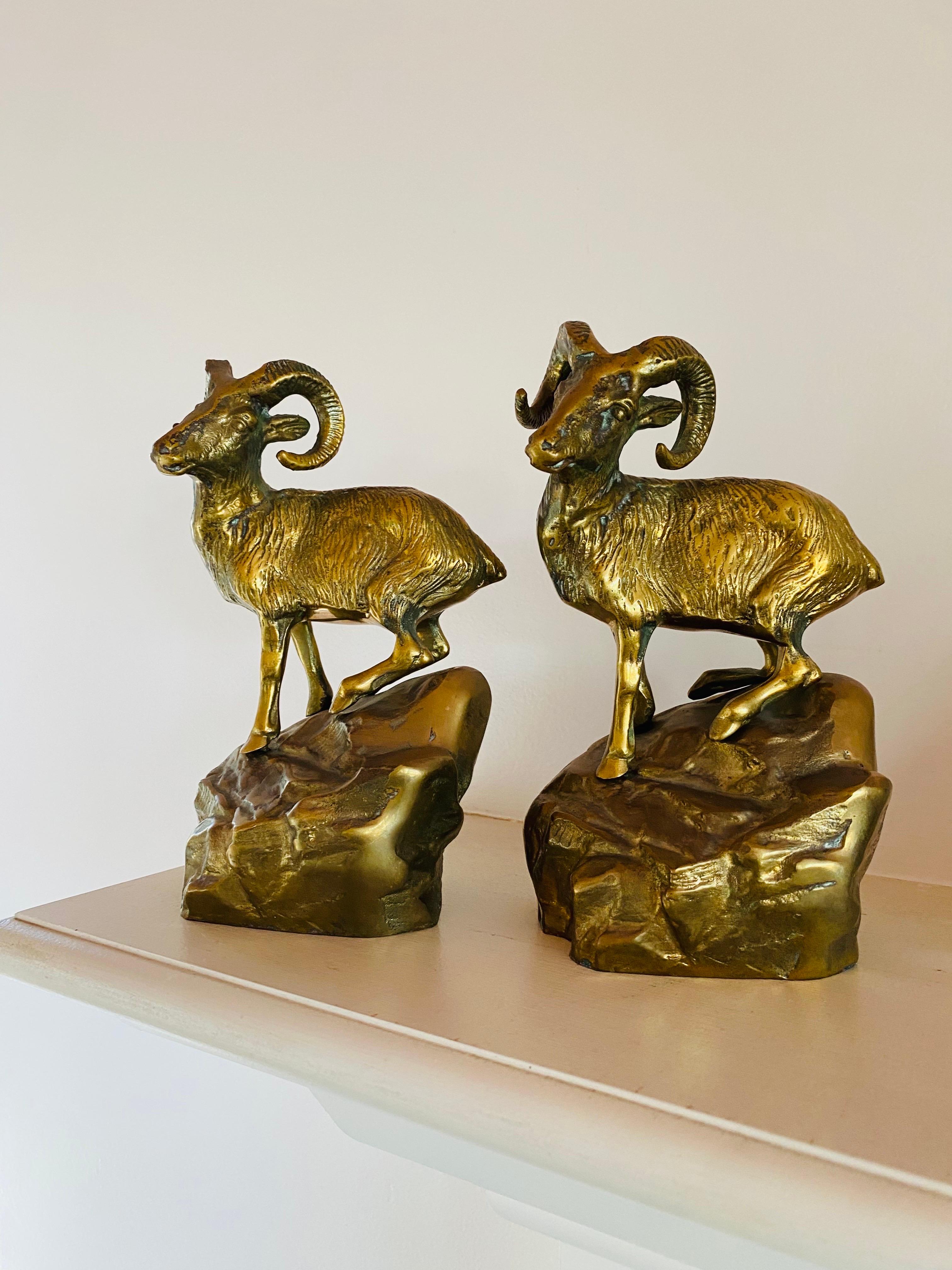 Laiton Paire de serre-livres en laiton à figure de bélier du milieu du siècle dernier en vente