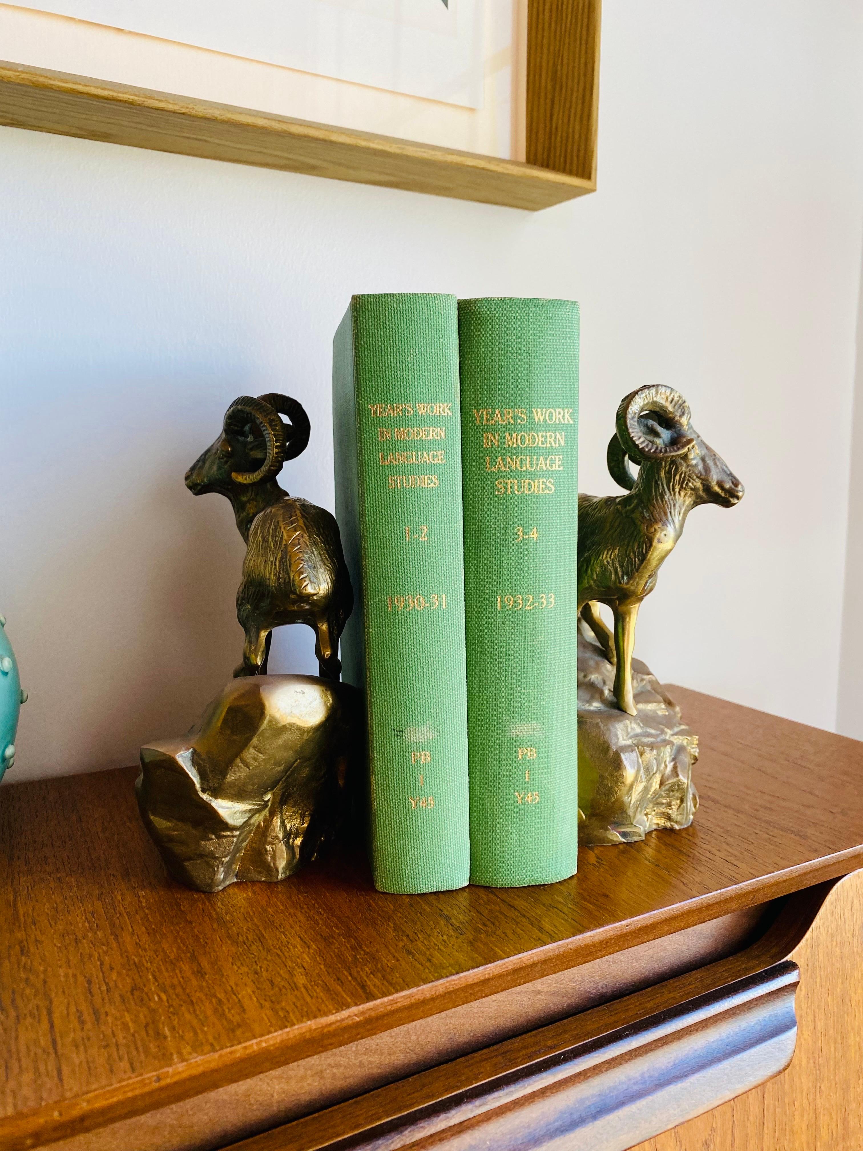 Paire de serre-livres en laiton à figure de bélier du milieu du siècle dernier en vente 1