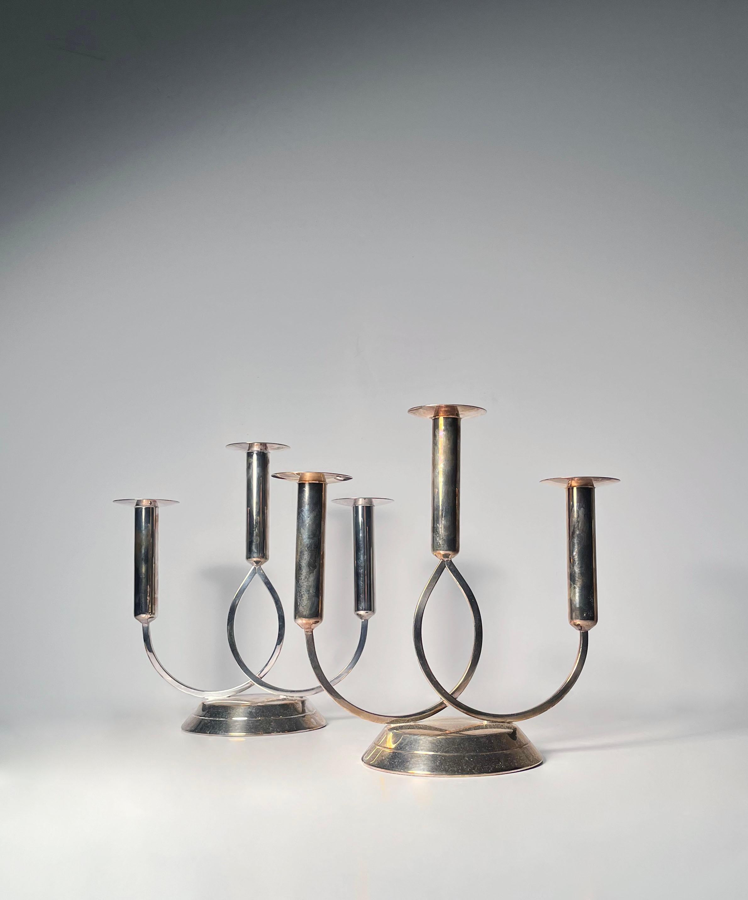 Mid-Century Modern Paire de bâtons de bougie en métal argenté du milieu du siècle par Fisher en vente