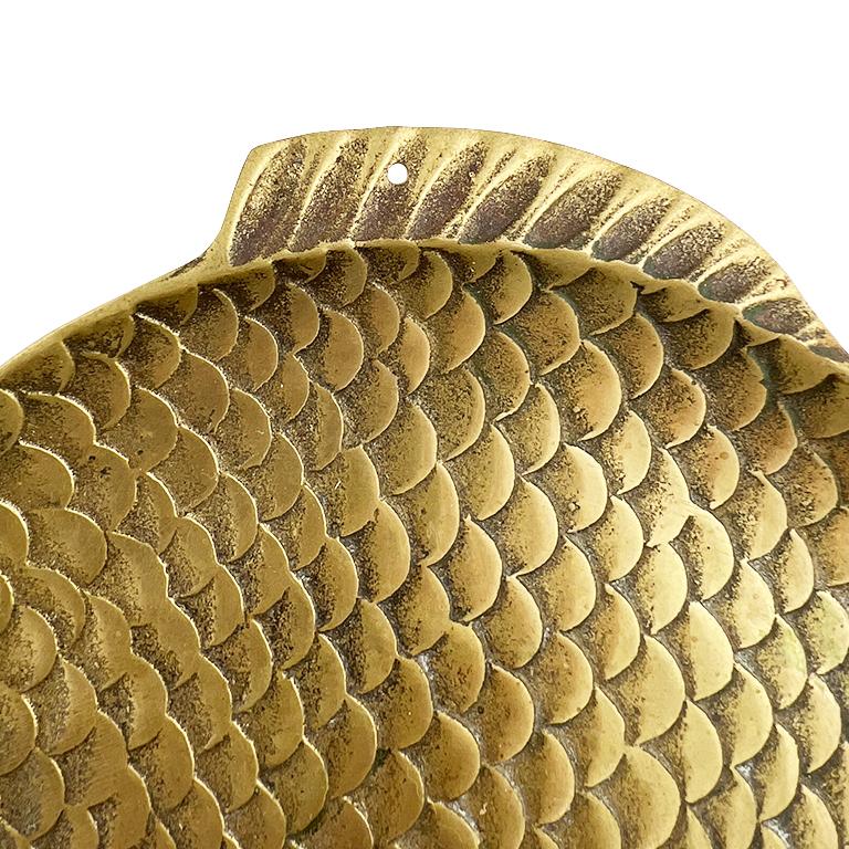 XX secolo Coppia di piatti da bricolage in ottone massiccio della metà del secolo scorso in vendita