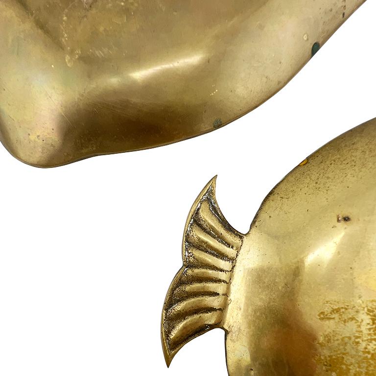 Coppia di piatti da bricolage in ottone massiccio della metà del secolo scorso in vendita 1