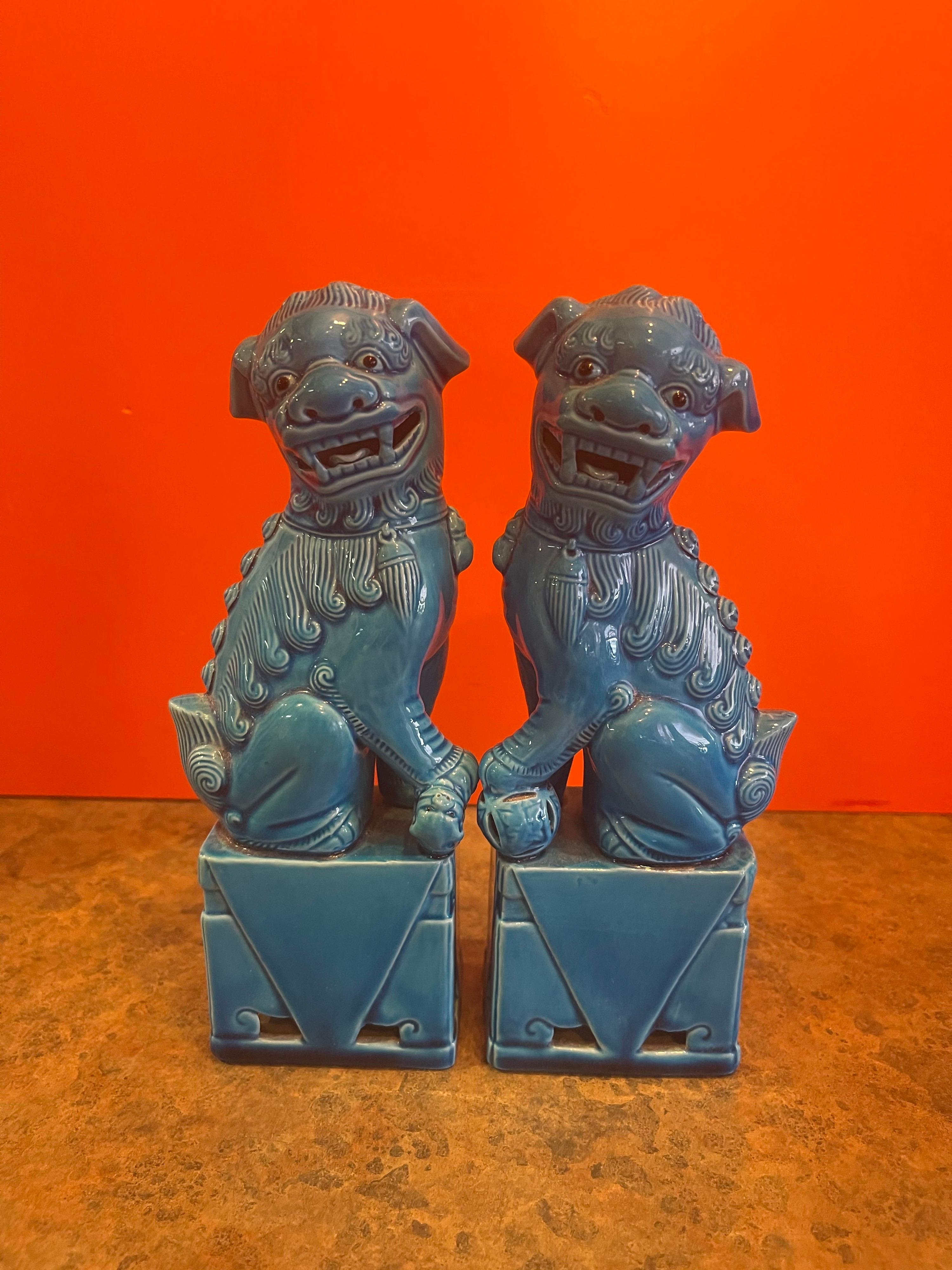 Paire de sculptures vintage de lions chinois bleu turquoise du mi-siècle moderne en vente 3