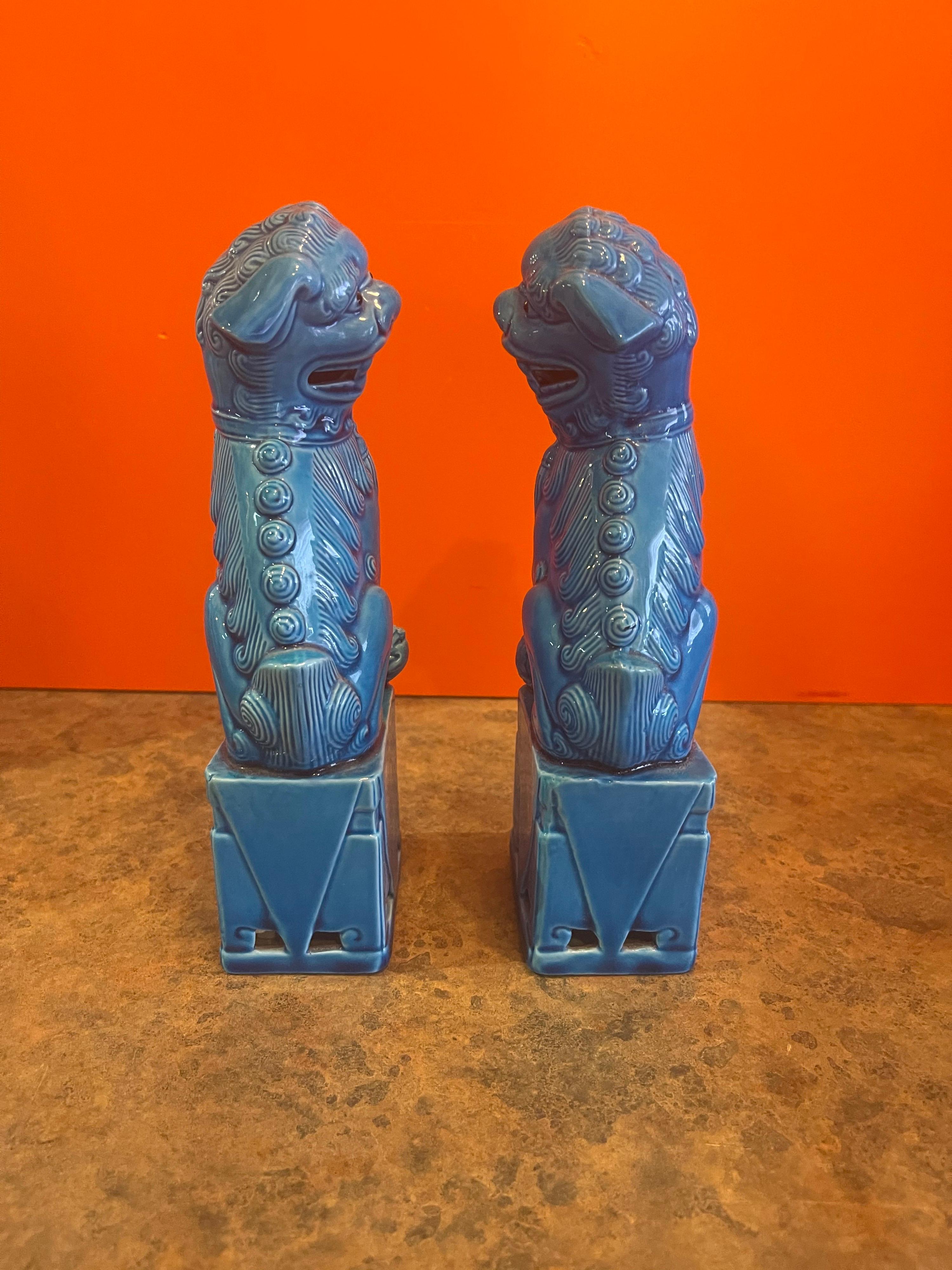 Coppia di sculture di cani Foo blu turchese vintage di metà secolo In condizioni buone in vendita a San Diego, CA