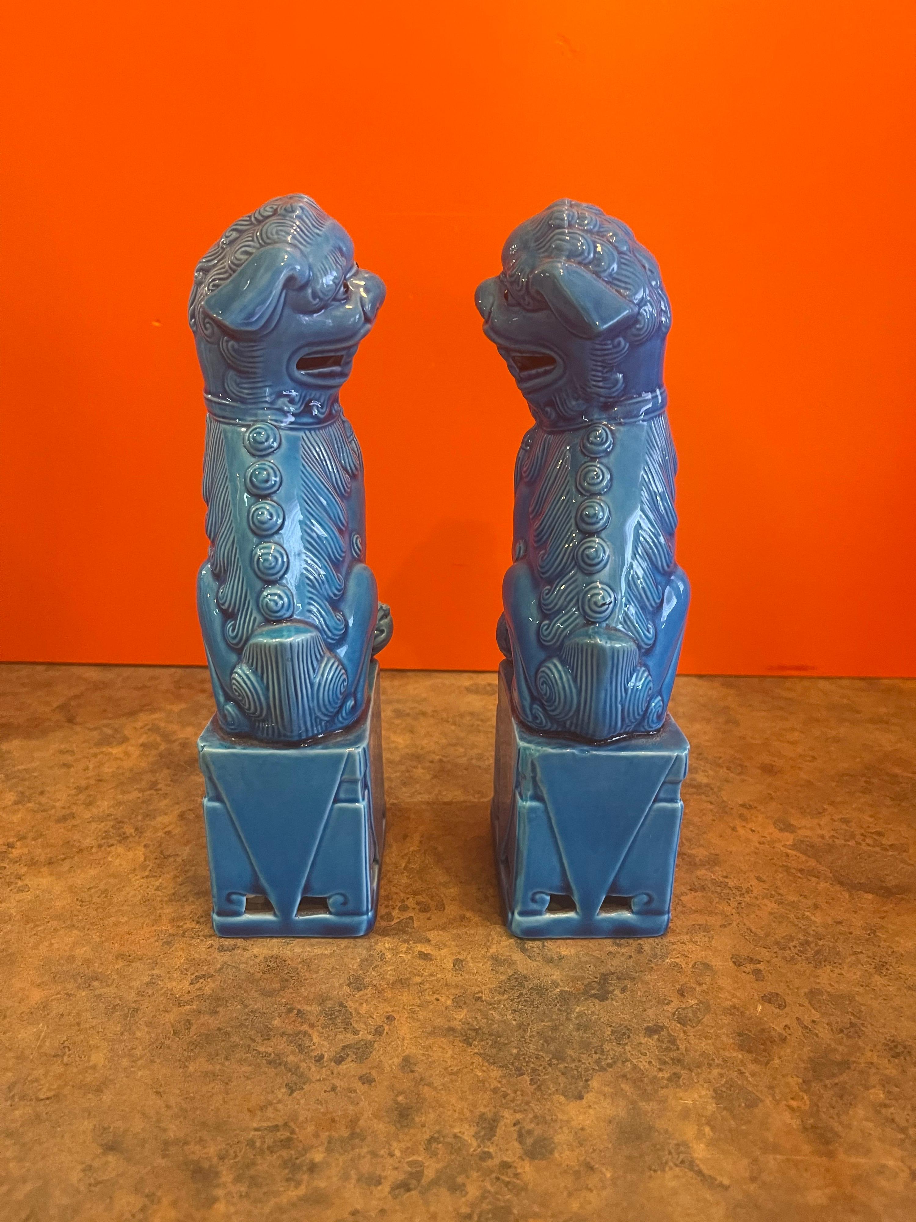 20ième siècle Paire de sculptures vintage de lions chinois bleu turquoise du mi-siècle moderne en vente