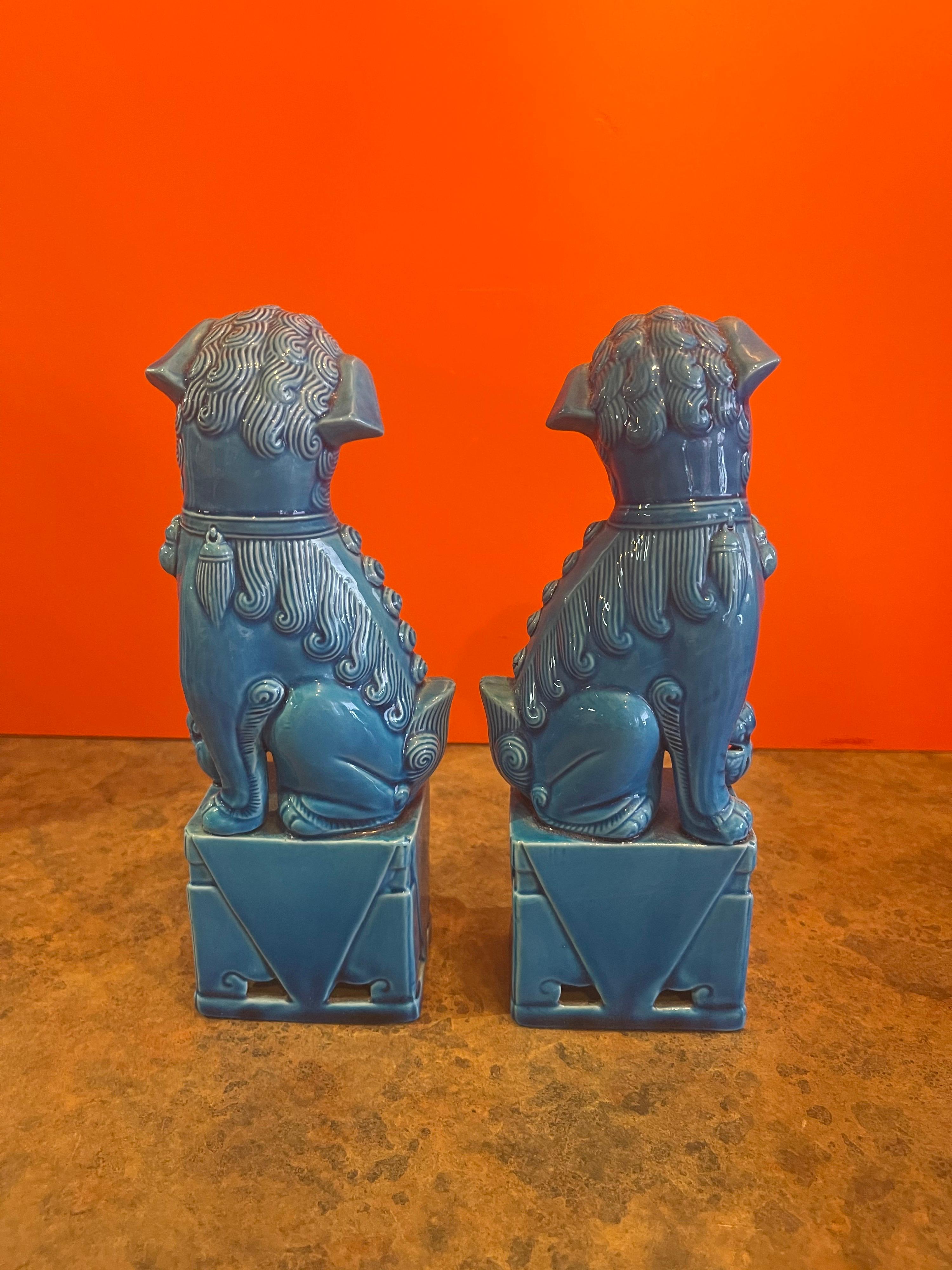 Céramique Paire de sculptures vintage de lions chinois bleu turquoise du mi-siècle moderne en vente