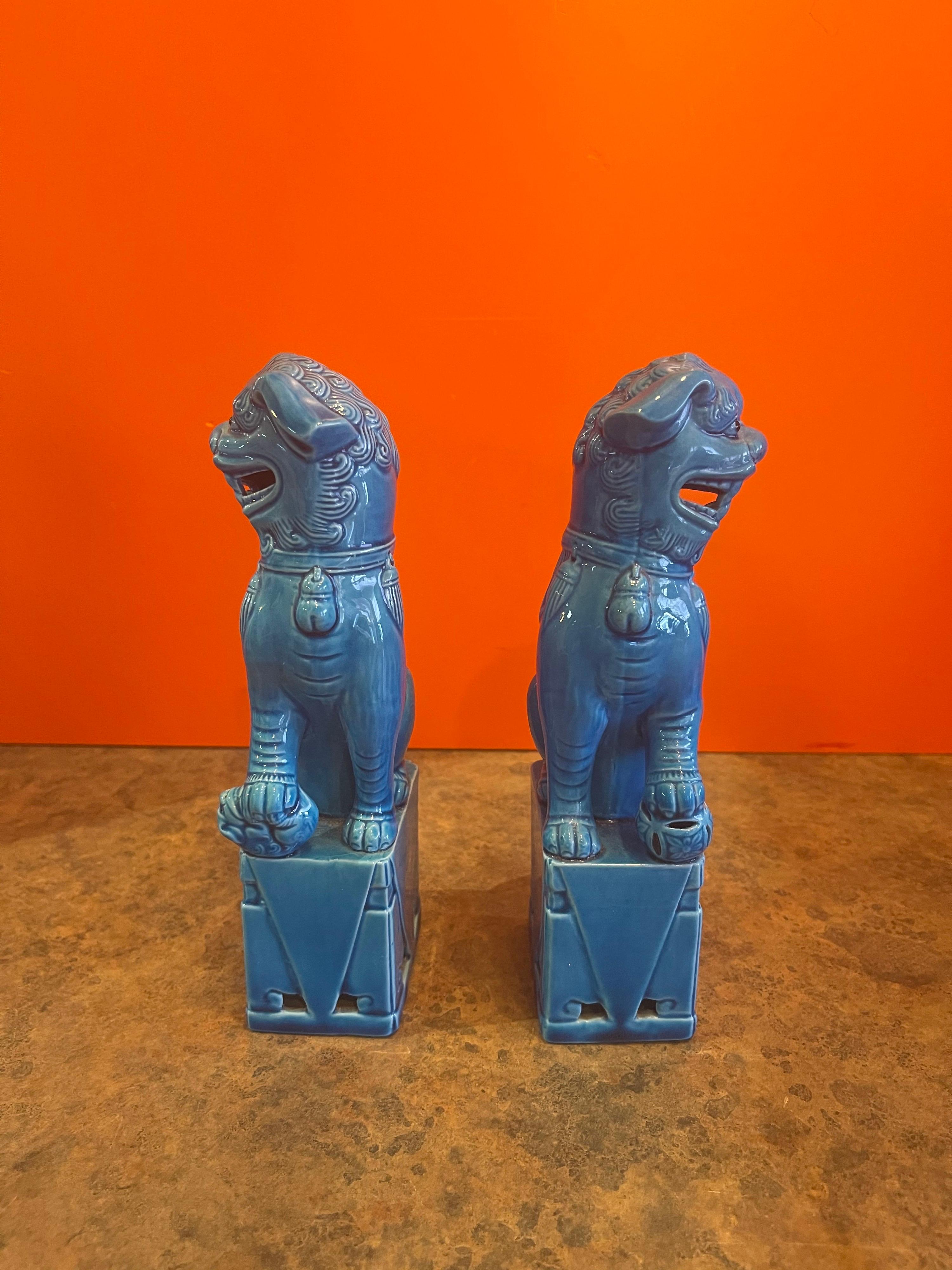 Paire de sculptures vintage de lions chinois bleu turquoise du mi-siècle moderne en vente 1