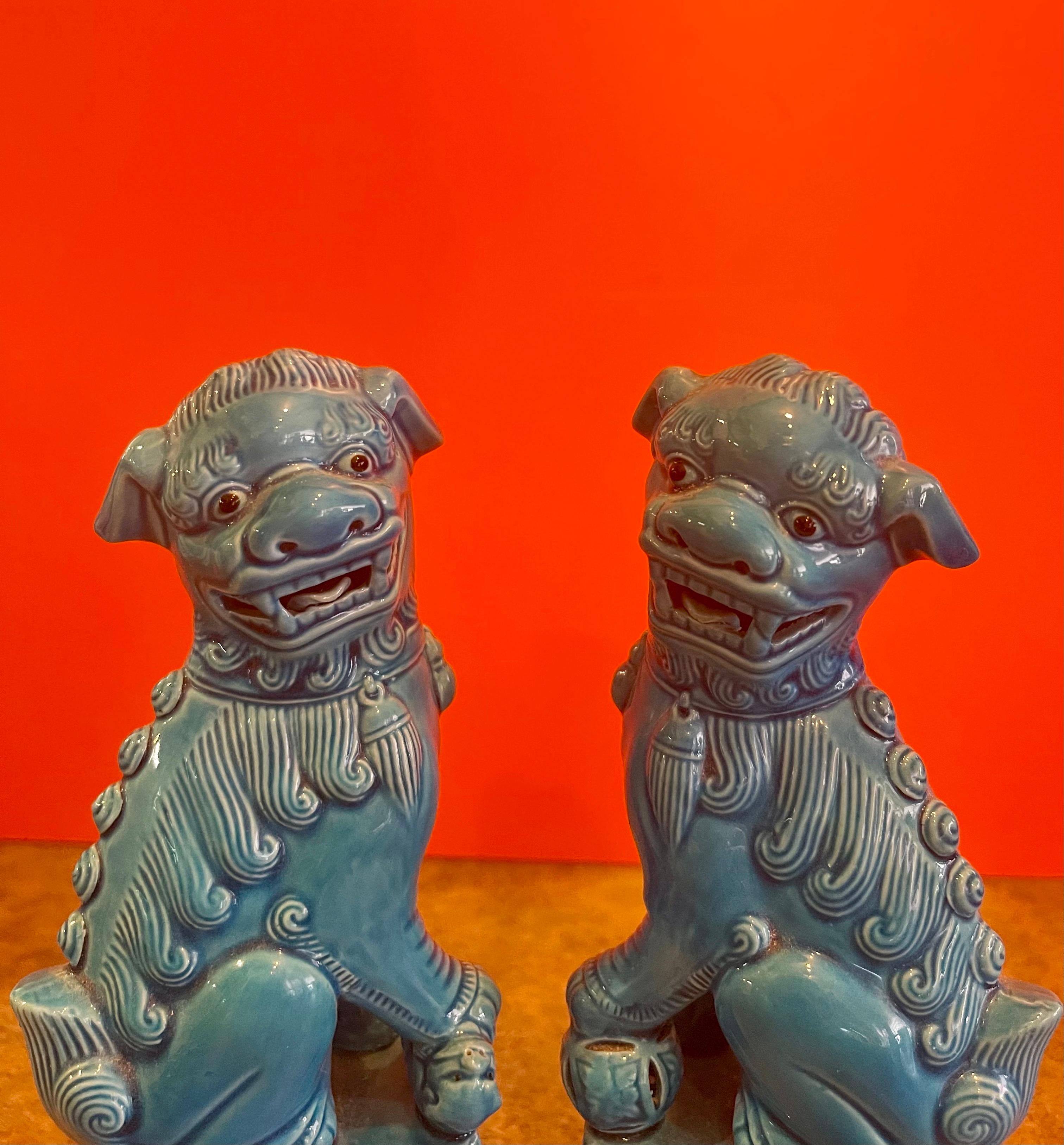 Paire de sculptures vintage de lions chinois bleu turquoise du mi-siècle moderne en vente 2