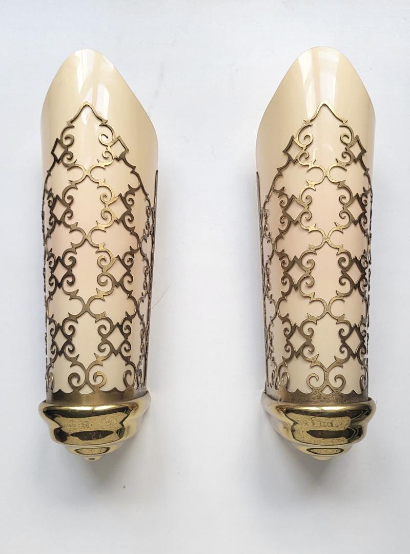 Maravilloso par de apliques de latón macizo con pantalla de lámpara de color beige lechoso (con un ligero tono rosado). 
Italia, década de 1940.
Portalámparas: 1x

