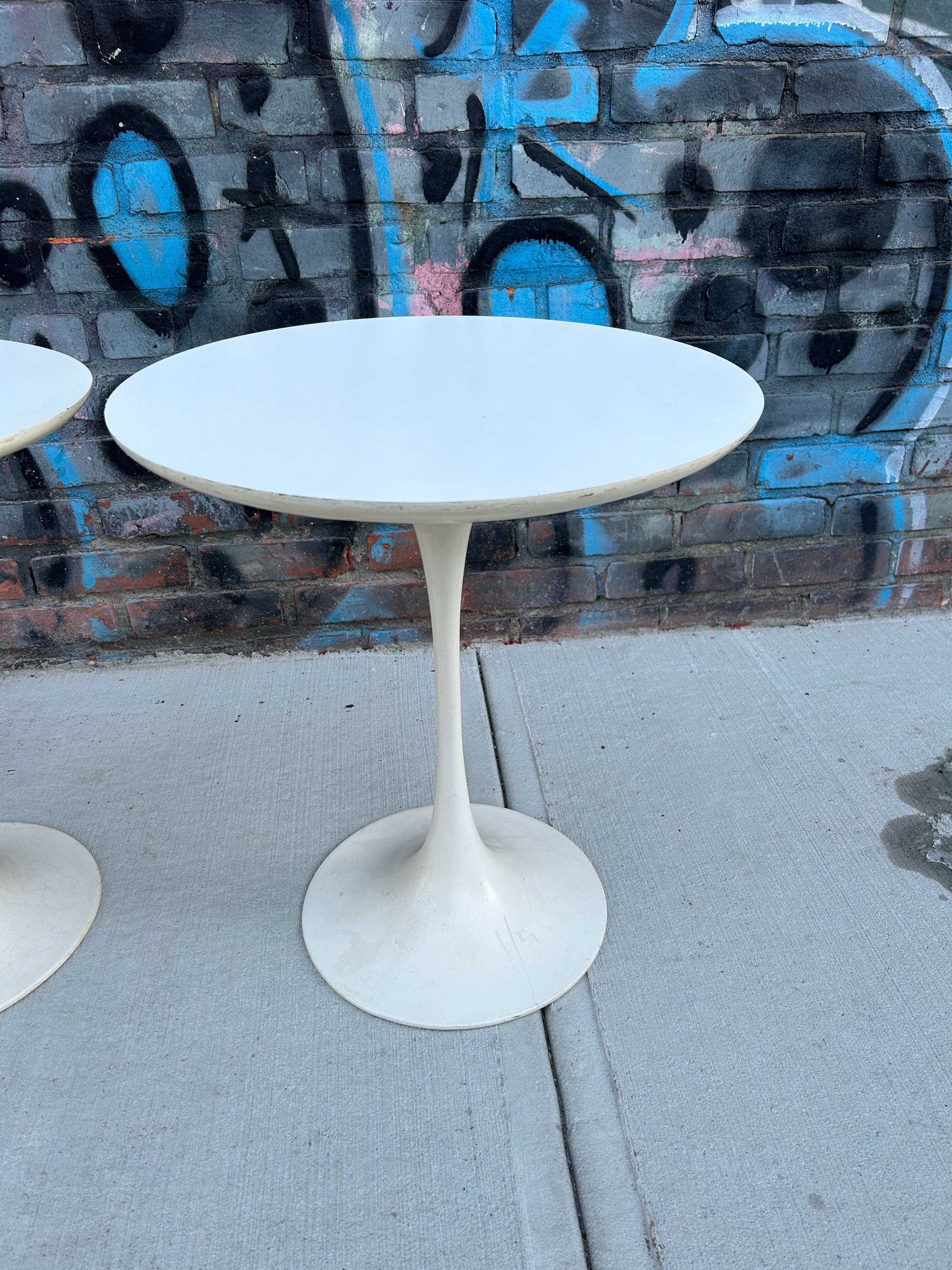 Mid-Century Modern Pair of mid Century vintage white Laminate Tulip side end tables For Sale