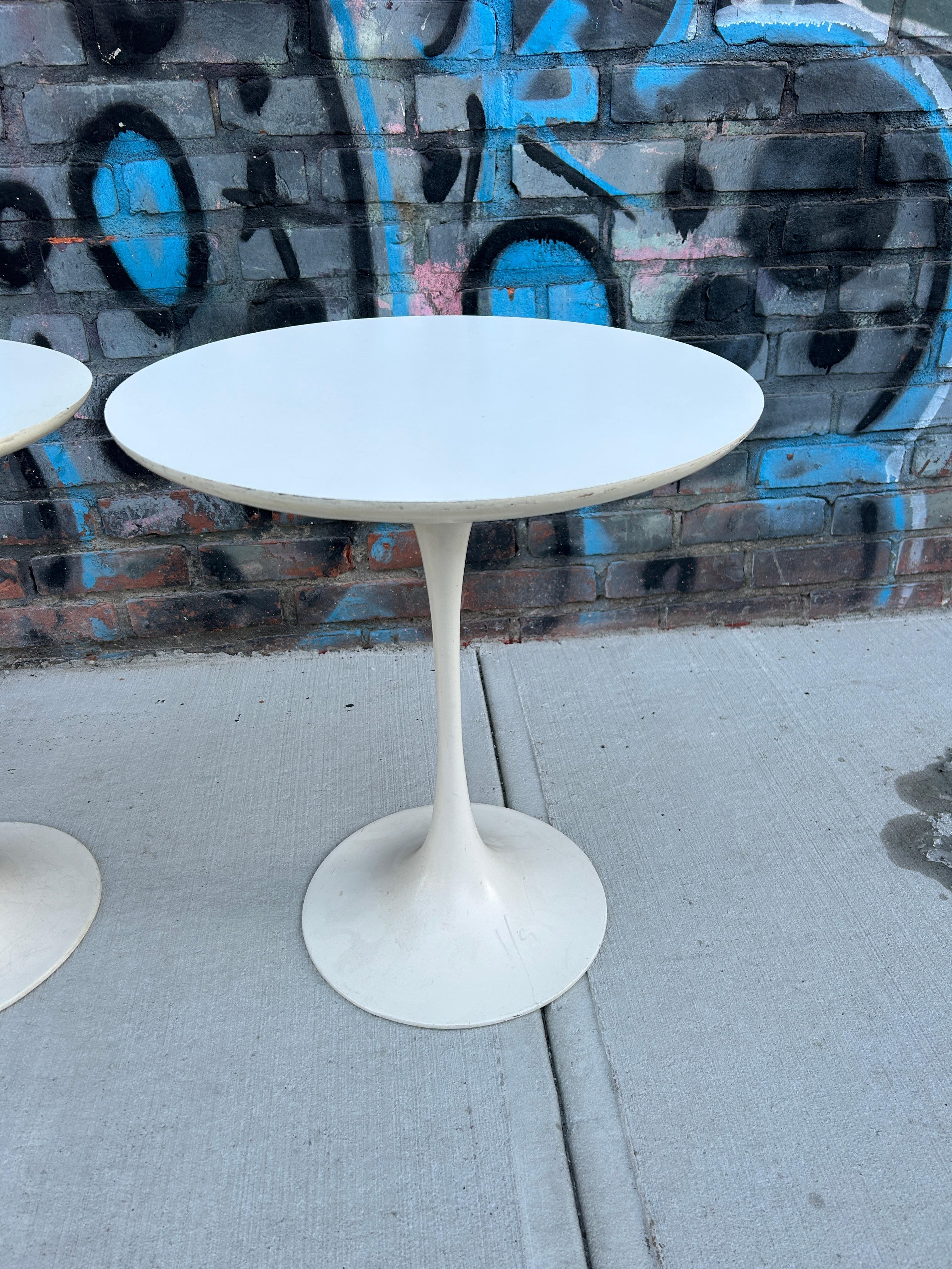 Mid-Century Modern Pair of mid Century vintage white Laminate Tulip side end tables  For Sale
