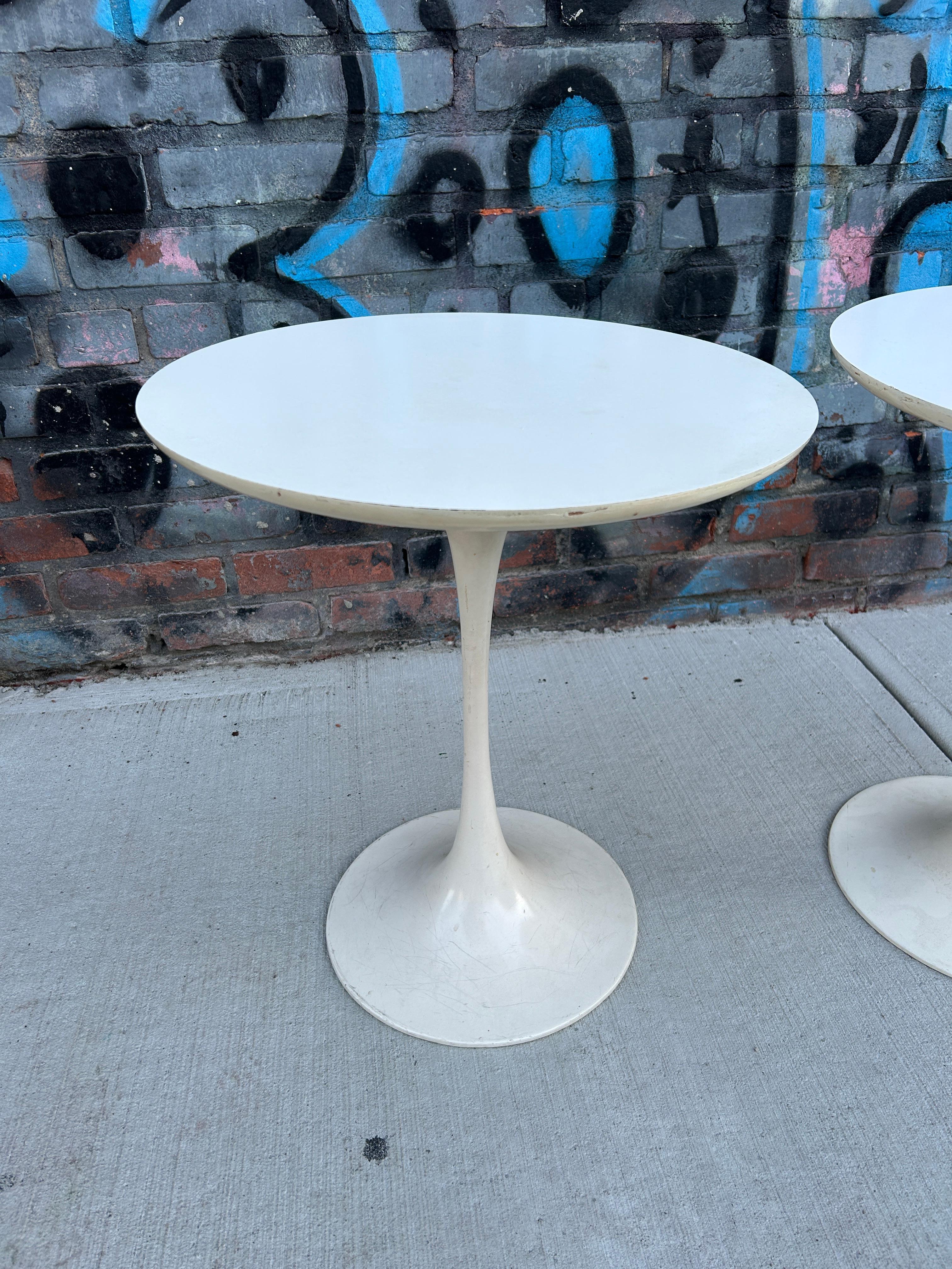 American Pair of mid Century vintage white Laminate Tulip side end tables  For Sale
