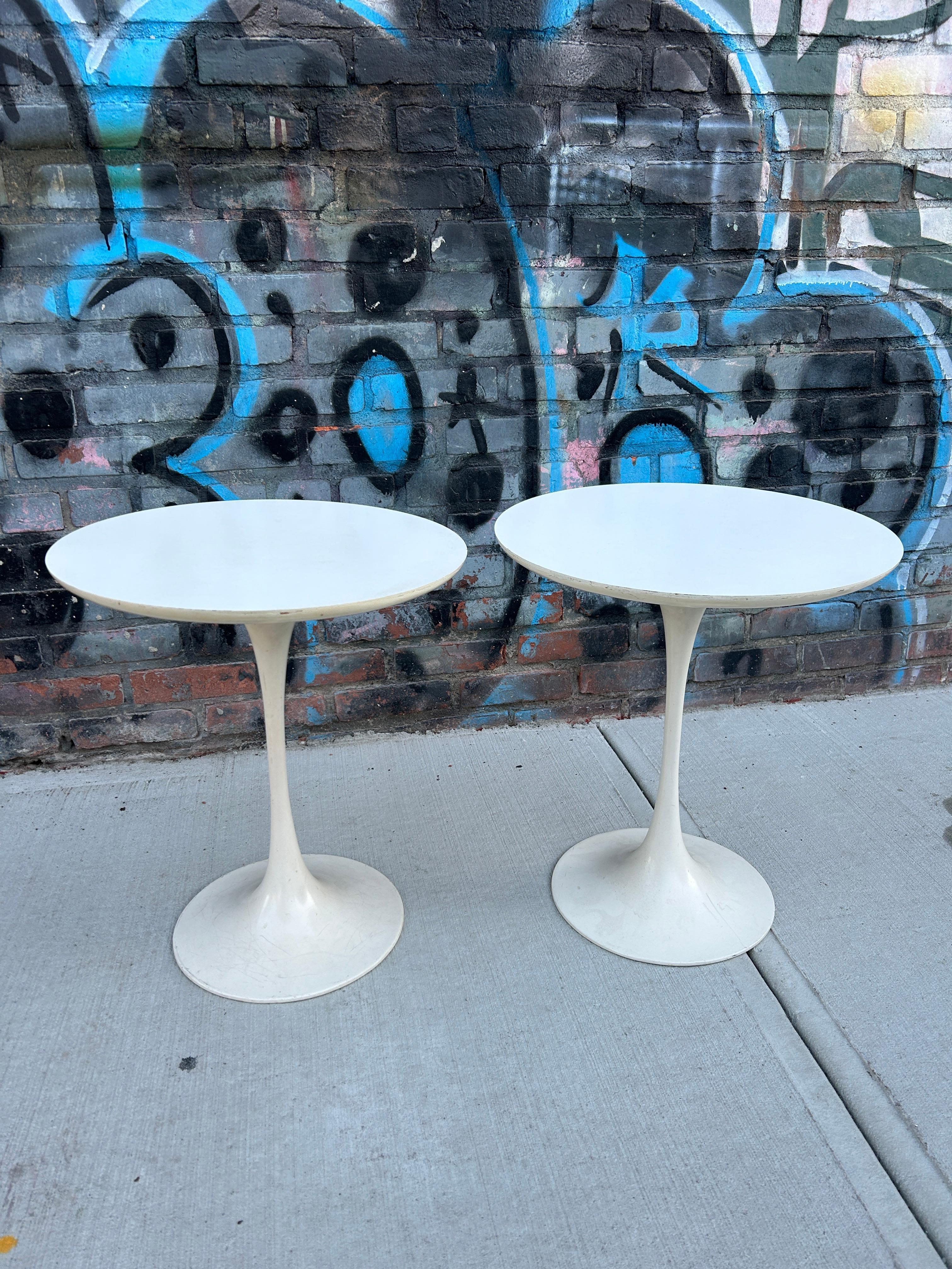 Pair of mid Century vintage white Laminate Tulip side end tables  In Good Condition For Sale In BROOKLYN, NY