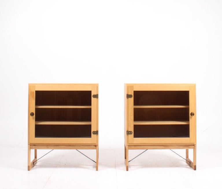 Pair of low vitrine cabinets in oak with adjustable shelves. Designed by Danish architect Børge Mogensen for Karl Andersson cabinetmakers. Made in Sweden in the 1960s. Great original condition.