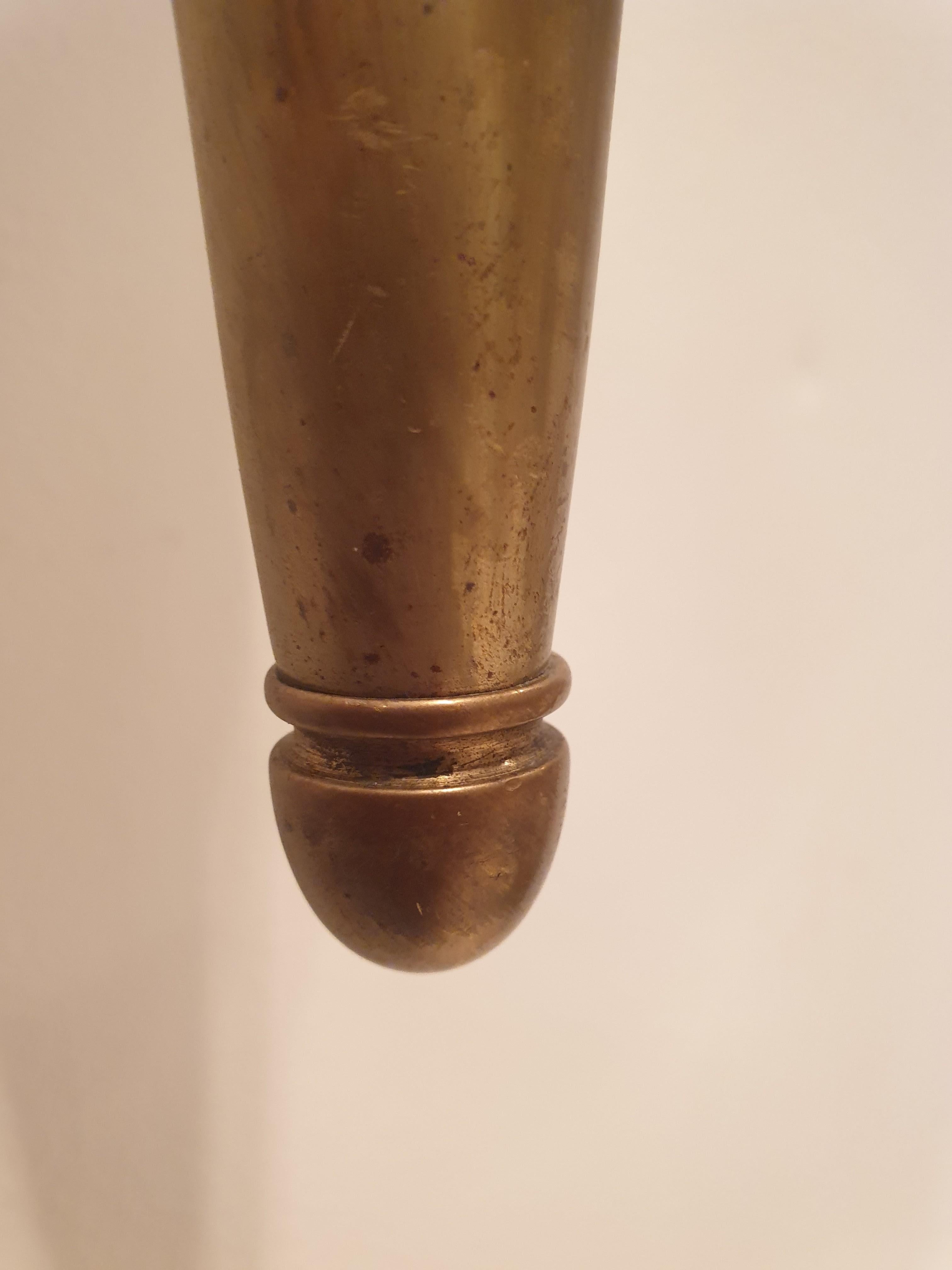 Pareja de apliques de bronce patinado de gran calidad del Atelier Jean Perzel. Se entregan con las pantallas de cristal originales. Estos elegantes apliques están finamente detallados y tienen un gran peso que denota calidad, y tienen la forma