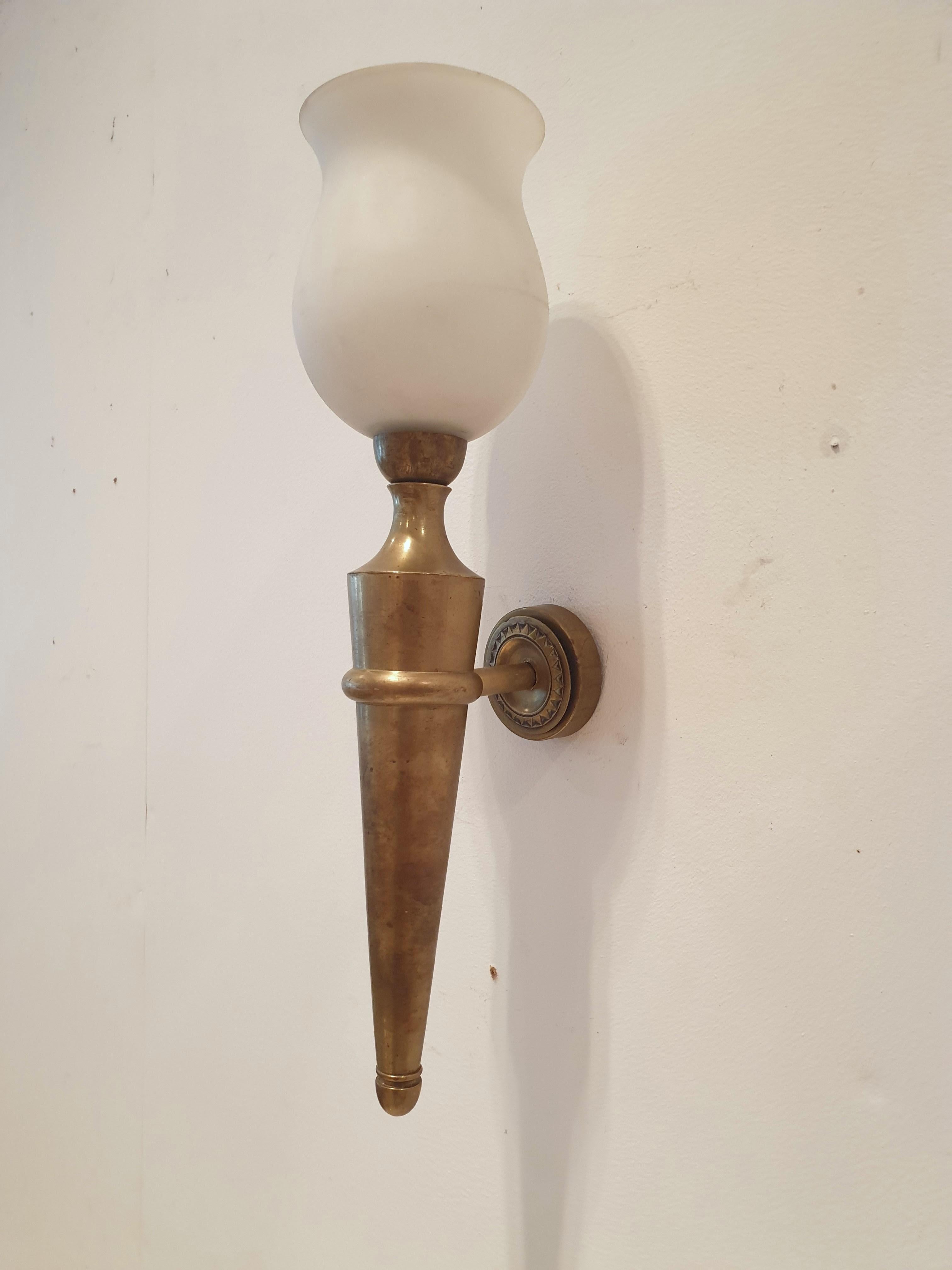 Pareja de apliques de mediados de siglo atribuidos a Jean Perzel Francés en venta