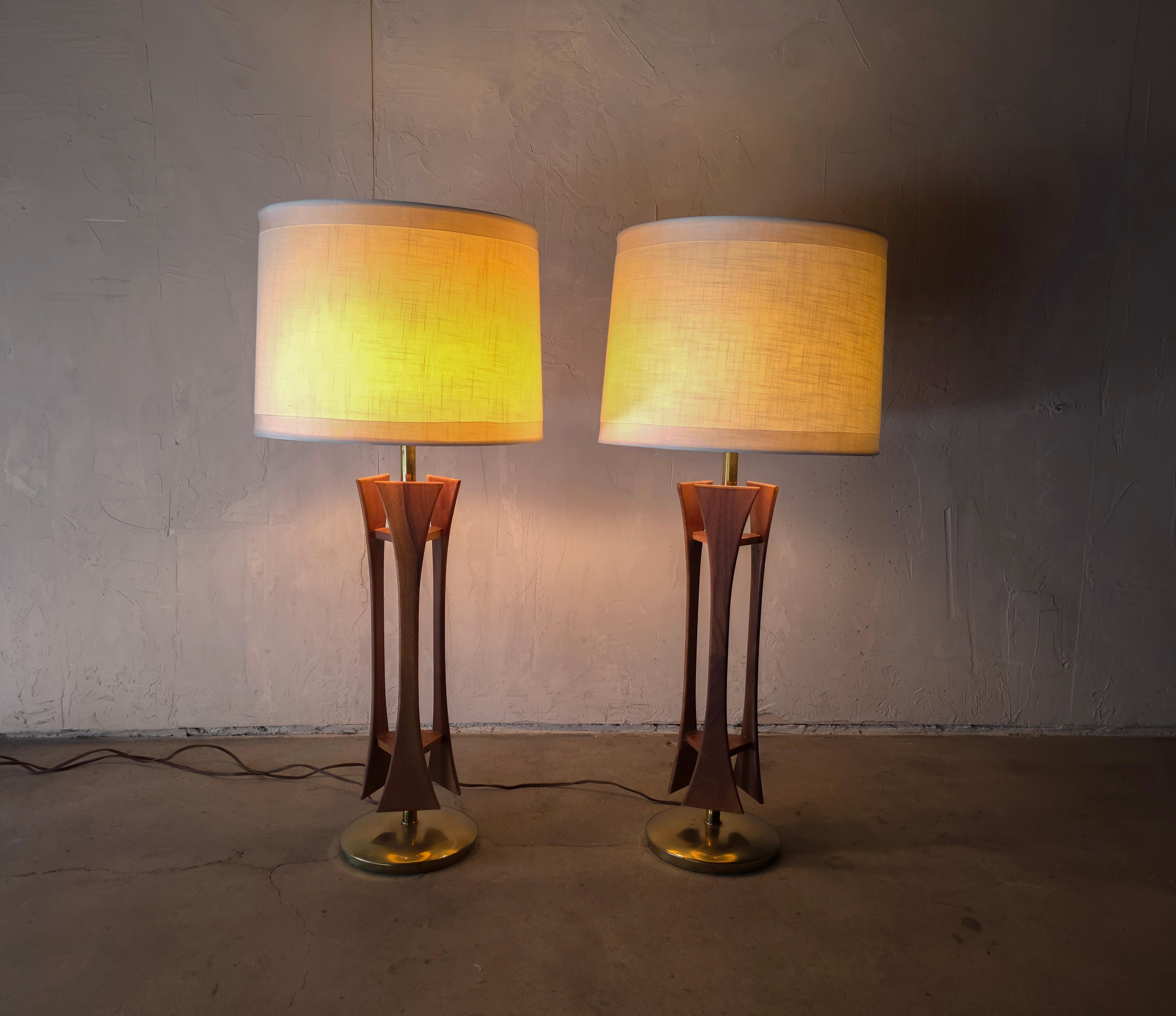 Mid-Century Modern Paire de lampes de table en noyer et laiton du milieu du siècle dernier en vente