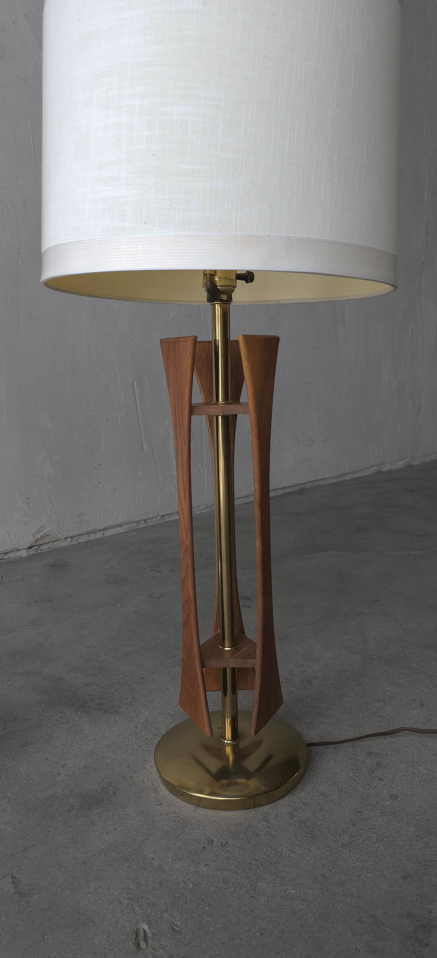 Paire de lampes de table en noyer et laiton du milieu du siècle dernier Bon état - En vente à Las Vegas, NV